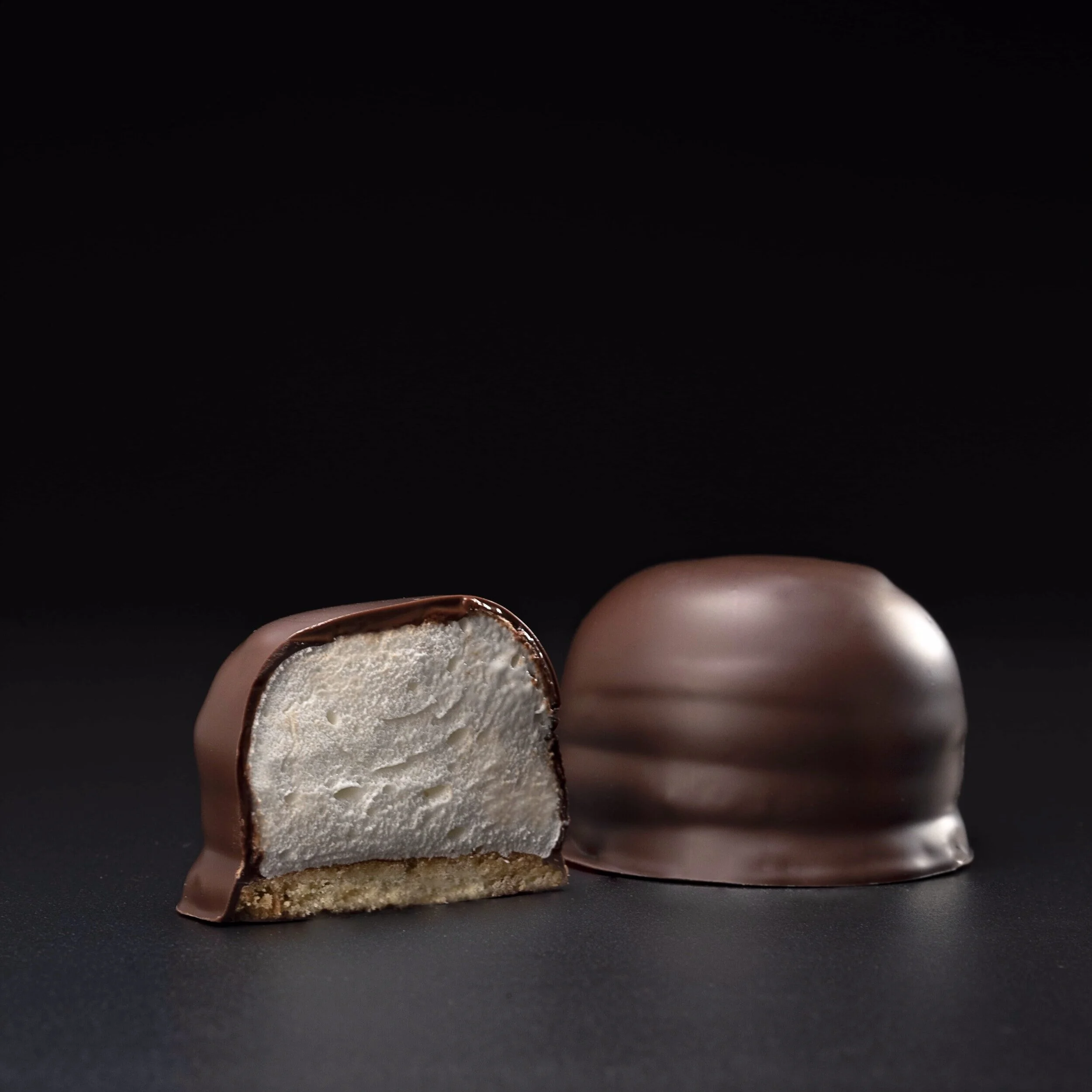 Capucin enrobé de chocolat avec intérieur mousseux, spécialité Maison Nihoul à Bruxelles.