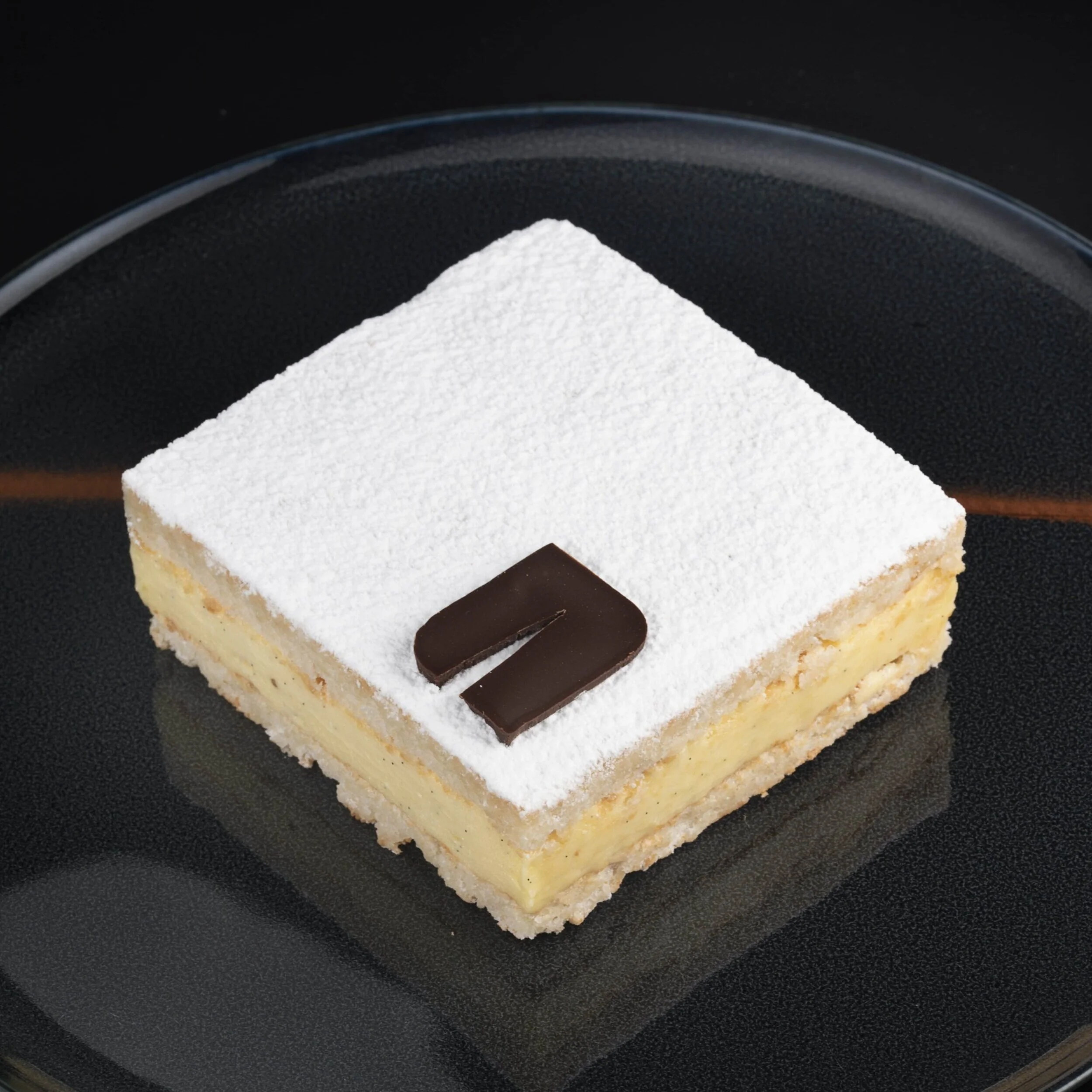 Entremet individuel Misérable, spécialité Maison Nihoul préparée dans notre atelier à Bruxelles.