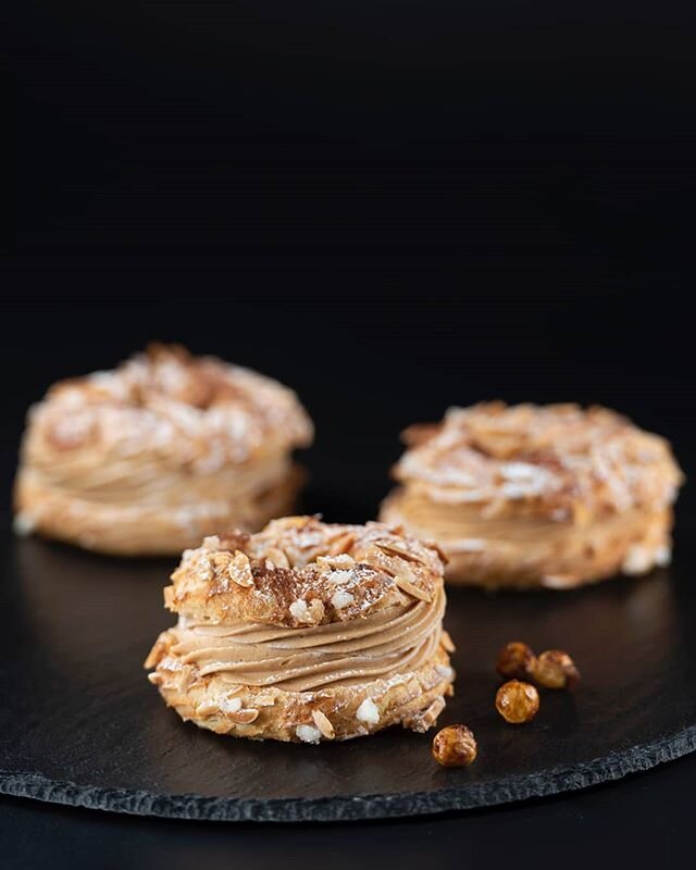 Paris-Brest : un anneau de p&acirc;te &agrave; choux, un fond de pralin&eacute; et une cr&egrave;me mousseline au pralin&eacute; 😋
📸 @laurent_van_ausloos
#maisonnihoul #brussels #parisbrest