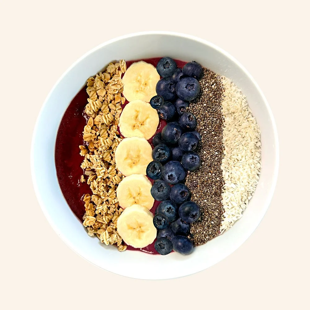 THE ENERGIZER - Organic acai, vegan and organic granola, banana, blueberry, chia seeds and coconut.