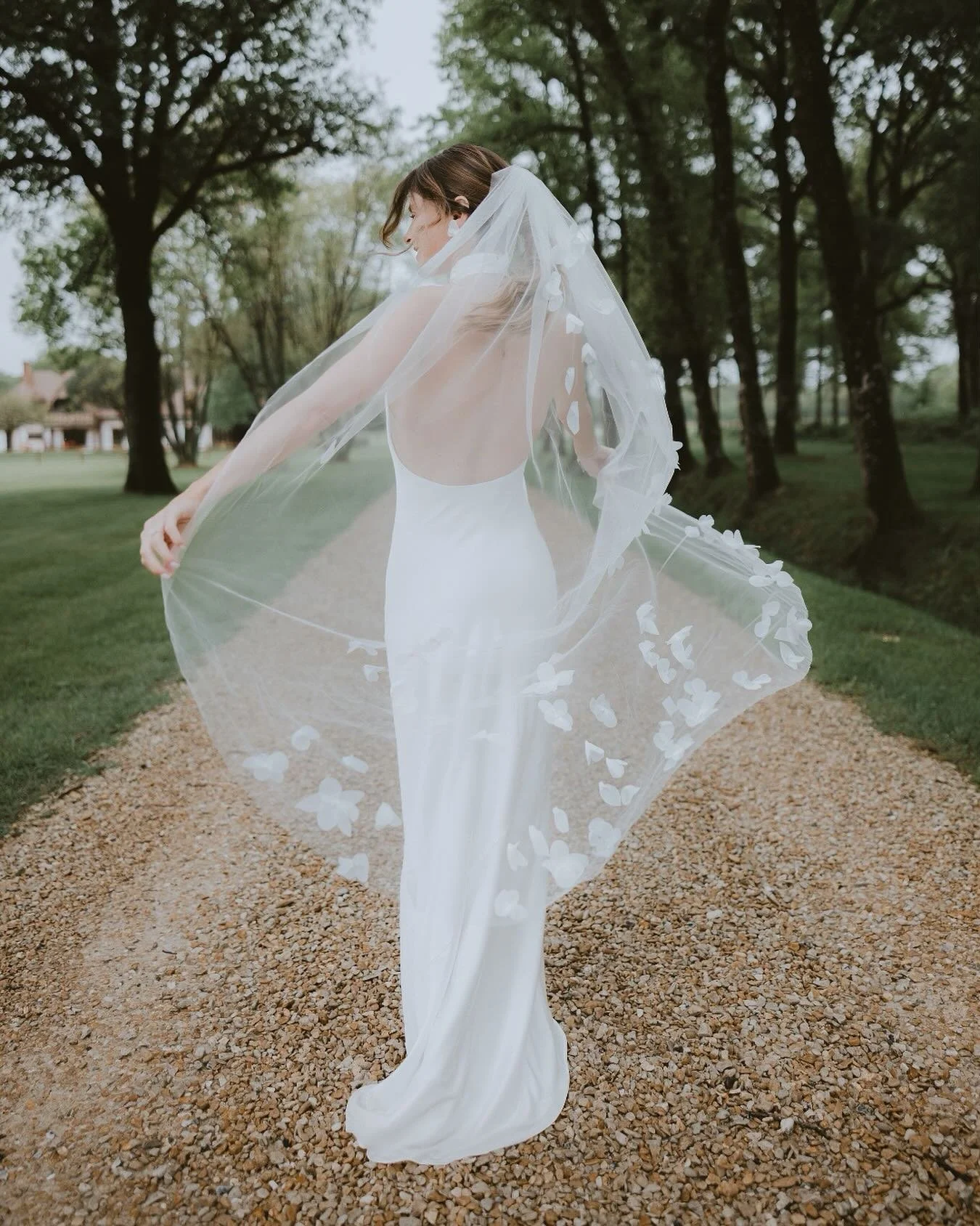 &bull; Marie, glowing in her wedding dress 🤍

&mdash;

Photo: @bach_to_paris 

&mdash;

#weddingplanner #weddingplannerfrance #weddingplannerparis #weddingfrance #weddingplanner #weddingplannerfrance #weddinginspiration #weddinddetails #weddingday