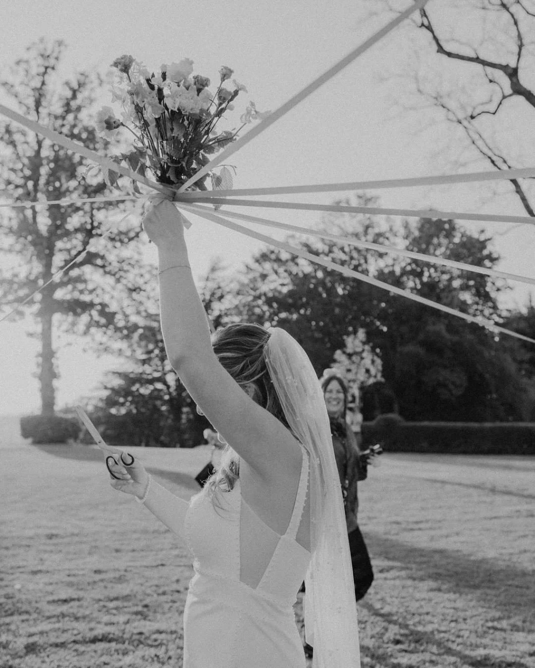 The ribbon game, a charming and suspenseful tradition we loved bringing to life for Marisa & Max’s wedding 🎀
Instead of tossing the bouquet, the bride ties several ribbons to it. Each single guest holds one… and with her eyes close