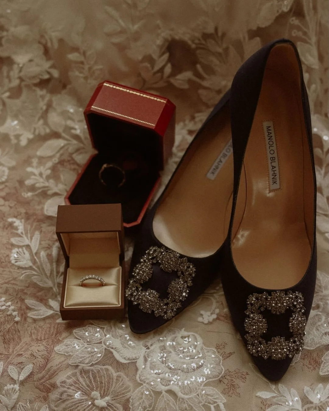 ・An October morning wrapped in soft autumn light. Michelle getting ready, surrounded by her loved ones, in a calm yet emotional atmosphere.
 Those final moments before saying &ldquo;I do&rdquo; so precious, so full of meaning. ✨

&mdash;

・Un matin d