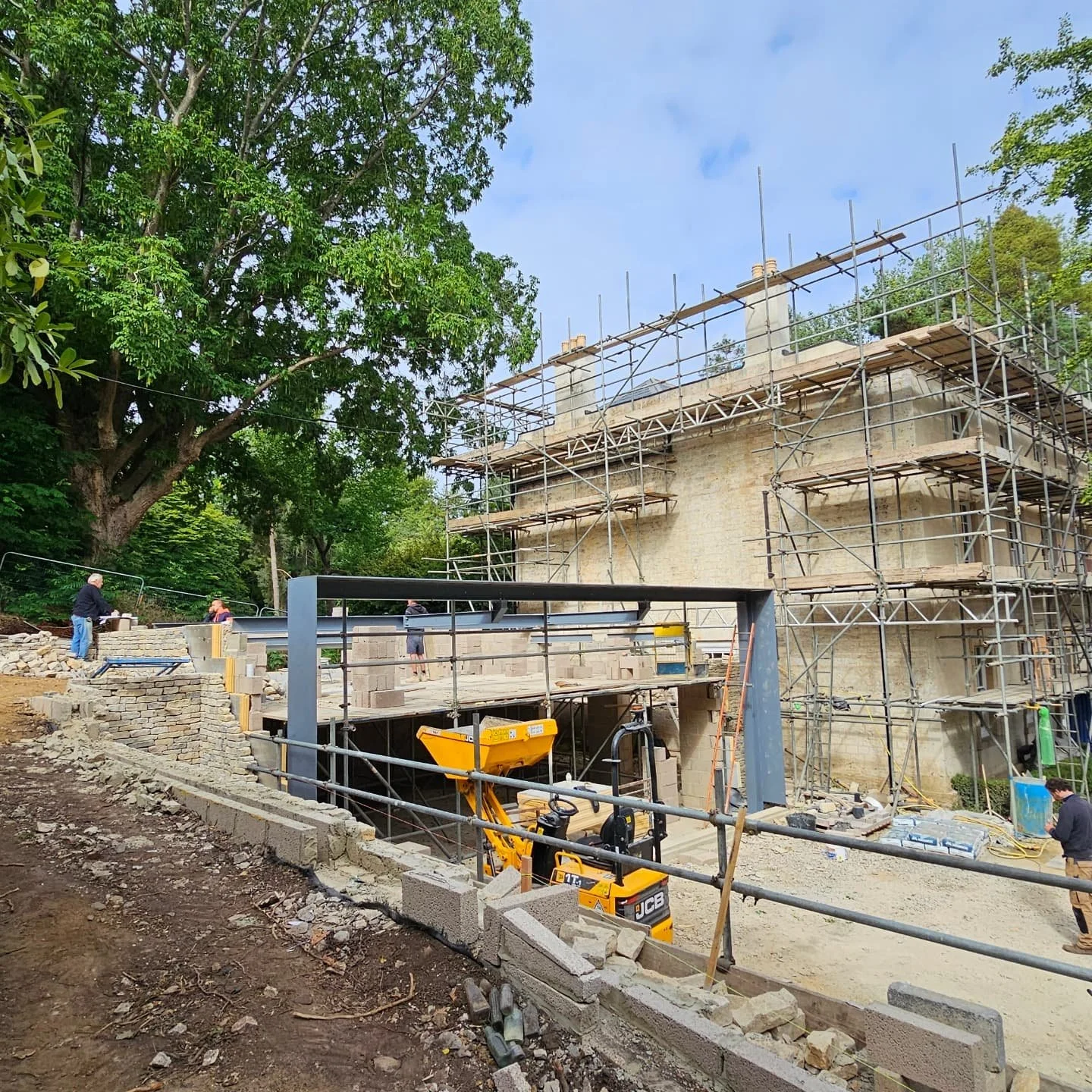 Great to see the steels in place to frame 3 huge 3 x 4m sliding glass panels to form a gallery extension to a grade 2* listed house

#charlesmullineuxdesign #automotivearchitecture 
.
.
.
#architecture #construction #Design #moderndesign #glass #list