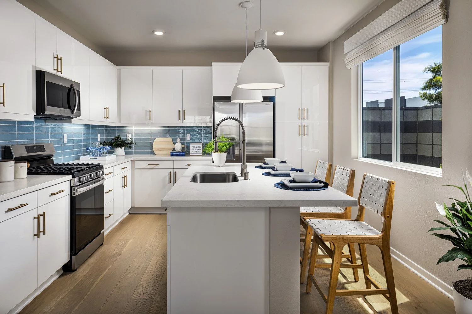 5-Rohe_Res 4_Kitchen_medium.jpg