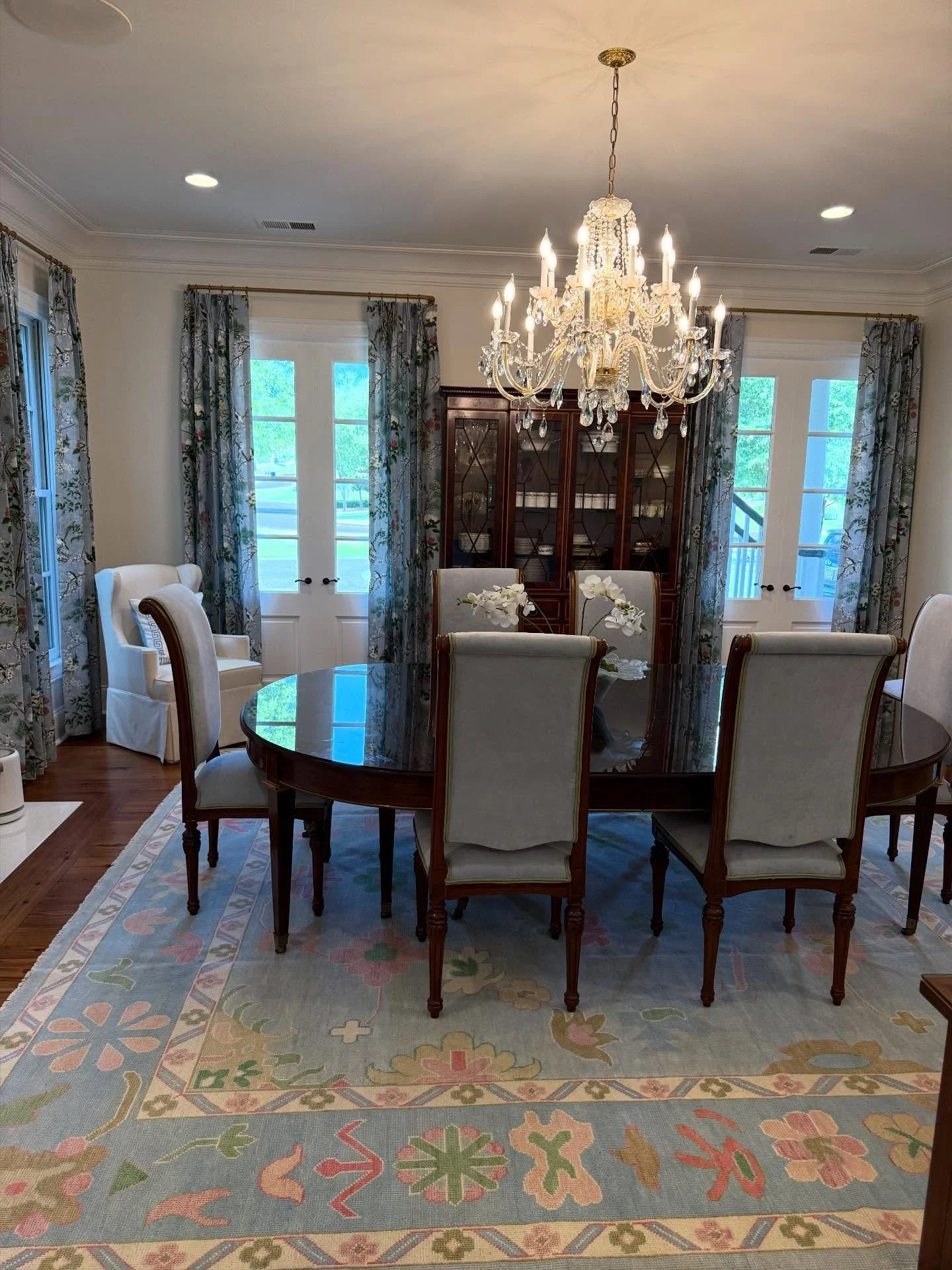 Loved getting to help a friend breathe a fun color pallet into her new home&rsquo;s dining room! 

We designed a custom rug with coordinating panels to brighten up the traditional furniture. 

The furniture was sold to the new home owners alongside t