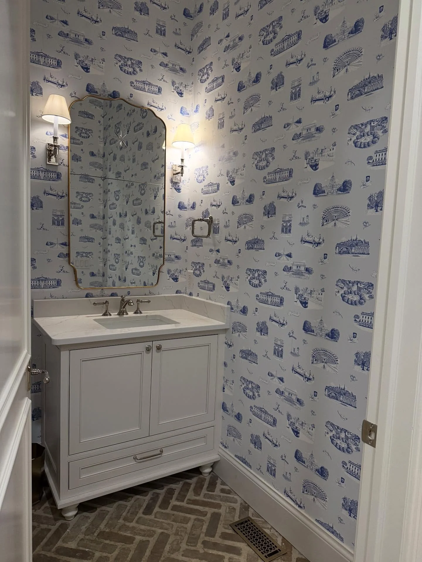 Couldn&rsquo;t think of a better spot for this @katie_kime DC Toile paper 🤩 

Love a paper that pays homage to a special place this family moved from.