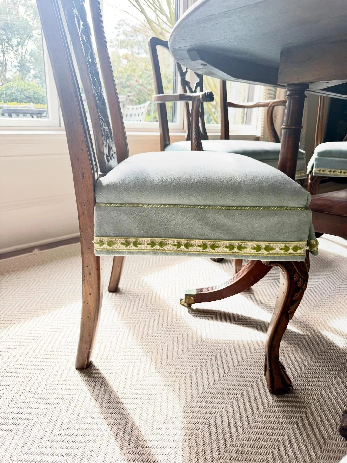 Beautiful morning light beaming in on this dining room! 

A few months back we swapped out the floor covering from a sisal to a indoor outdoor bound rug and just before the holidays we completed the new cushions on the antique dining chairs. 

We add