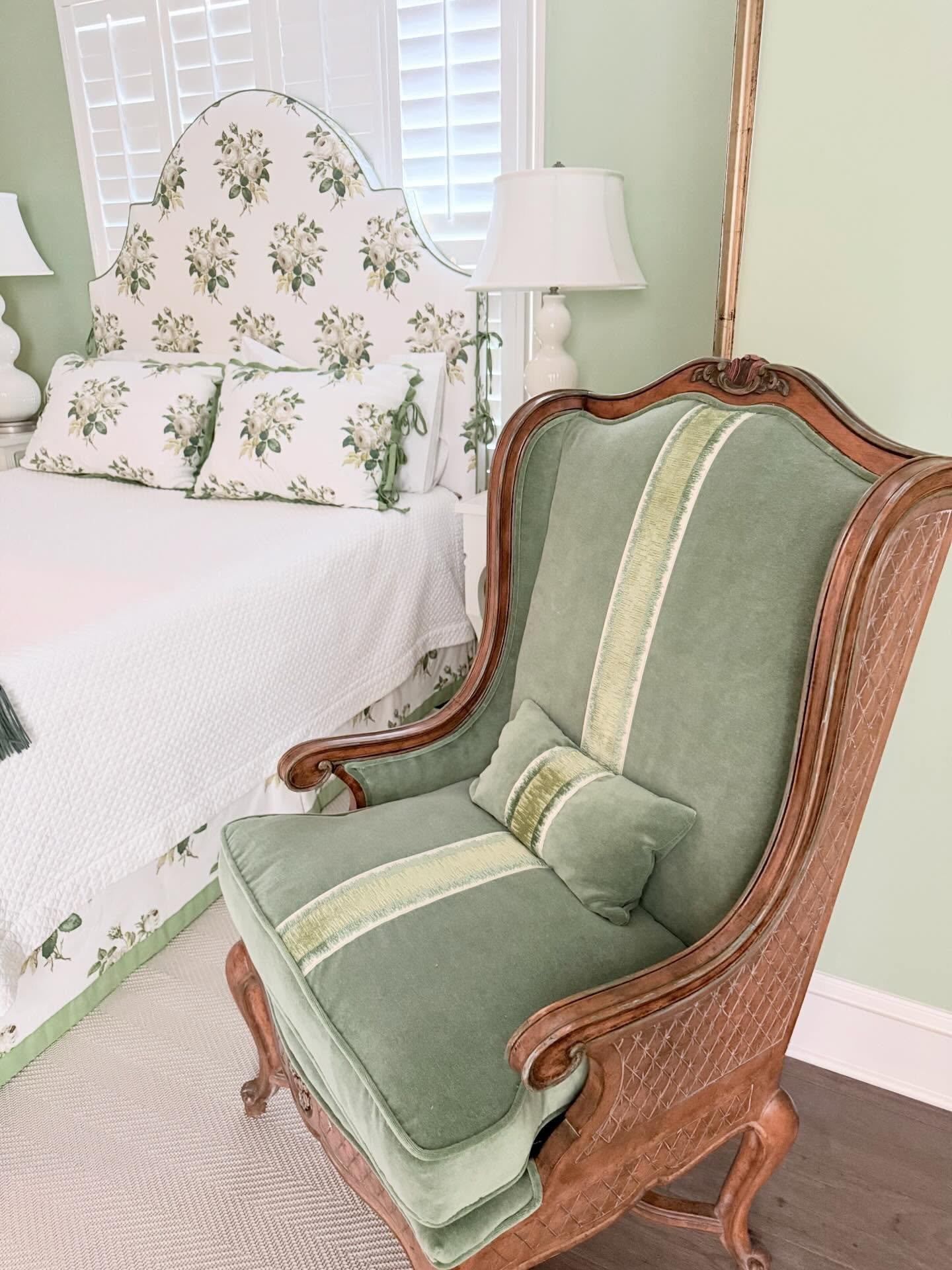 Proof that you don&rsquo;t have to start over to start fresh.
Fresh chair upholstery, and a new area rug helped breathe new life into this precious Fairhope retreat.