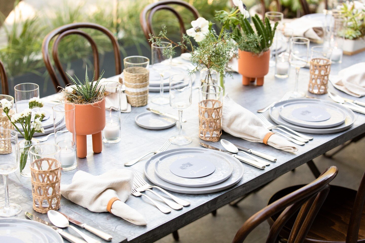 Modern Evening Dinner on the Balcony with Friends 🥂⁠
⁠
#houstoneventplanner #houstonevents #houstonparties #houstonpartyplanner #houstonwedding #houstonweddingplanner #milestonebirthday #customevents #detailsmatter #partyideas #partydecor #inspired 