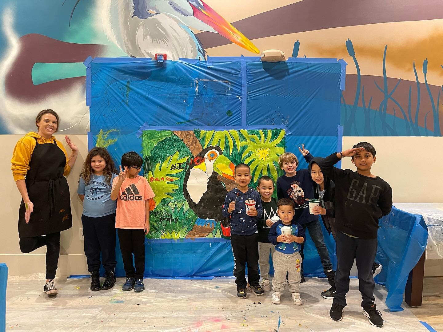 Toucan mural masterpiece created by the talented kids at @parcwesleychapel with artist in residence @dream.weavin 🌴🦜🌴
.
.
.
#artclass #kidsartclass #kidsmural #kidspainting #artistinresidence #artistresidencyprogram #artistresidency #artistgrant #