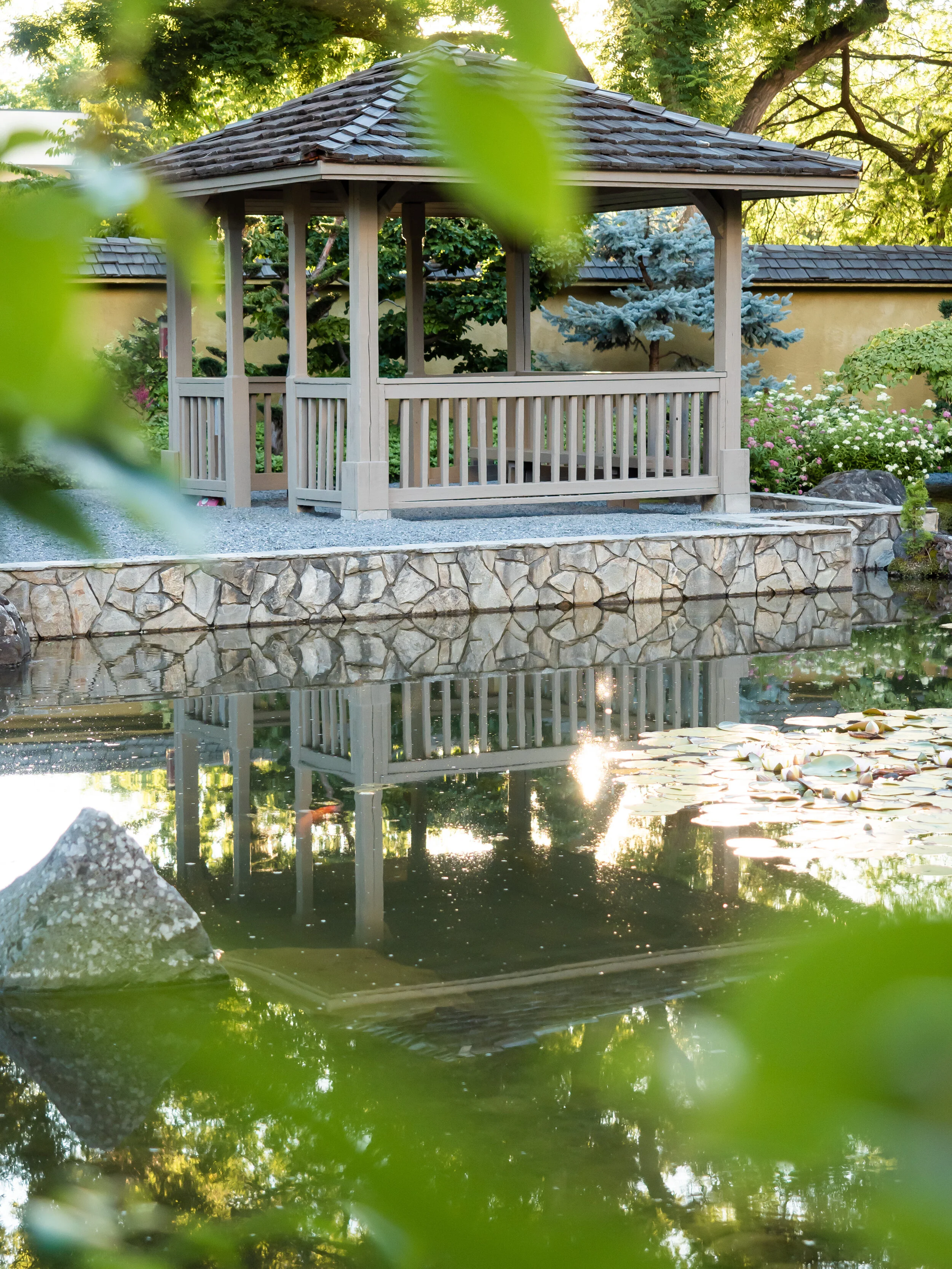 At one point during the evening this beautiful reflection of the gazebo showed. Because I love foreground blur I combined this with a reflection! ISO 640 / 1/400 sec / f.2,8