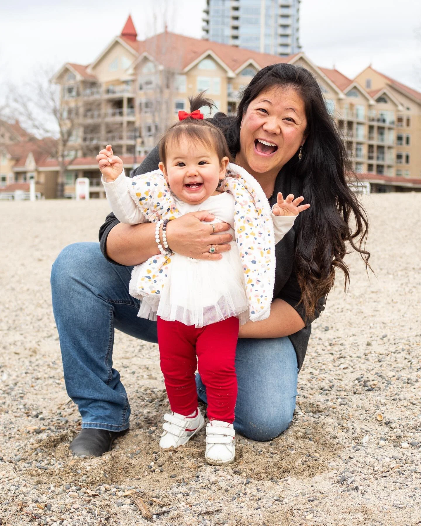 I had so much fun with the Y Family at their motherhood session! It&rsquo;s such a small world cause we were actually in the hospital at the same time! 🏥 Our daughters are born within days of each other and our families go waaaay back! 

It was also
