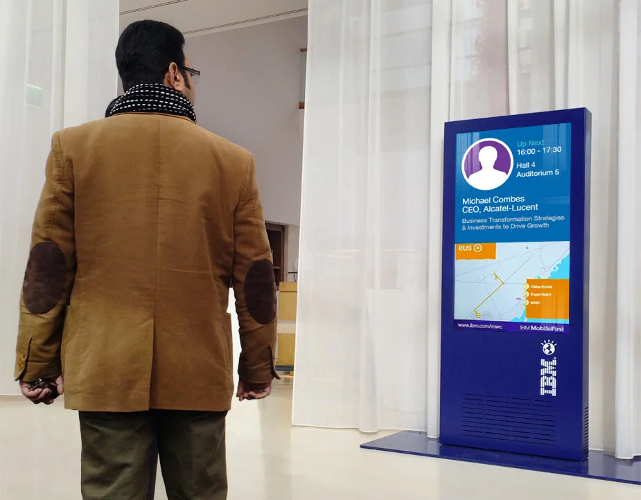 MWC-iPads-lobby-man_03.jpg