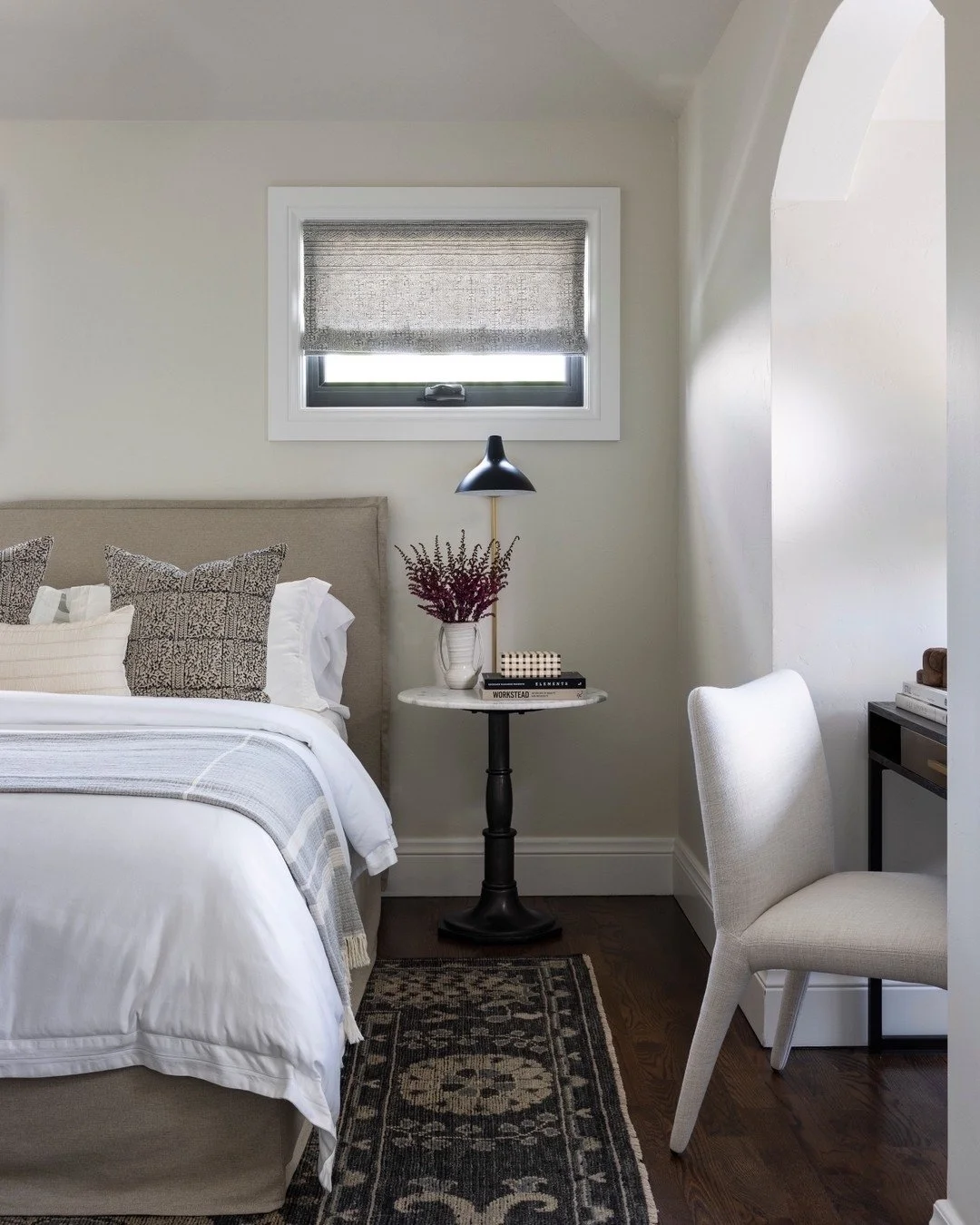 Soft textures, natural light, and a touch of contrast. This bedroom is all about calm sophistication. We layered warm neutrals with subtle patterns and tactile finishes to create a space that feels both grounded and elevated.
The mix of tailored lin