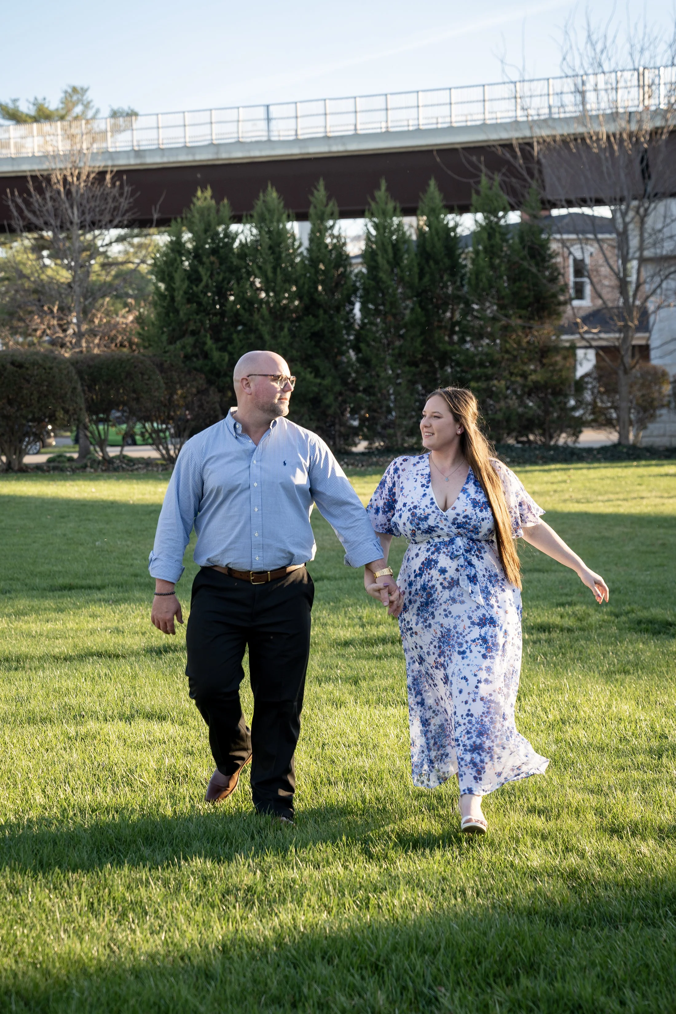 ashley-and-adam-engagement-photographs-shelby-marie-photography-walking-bridge-louisville-kentucky_15.jpg