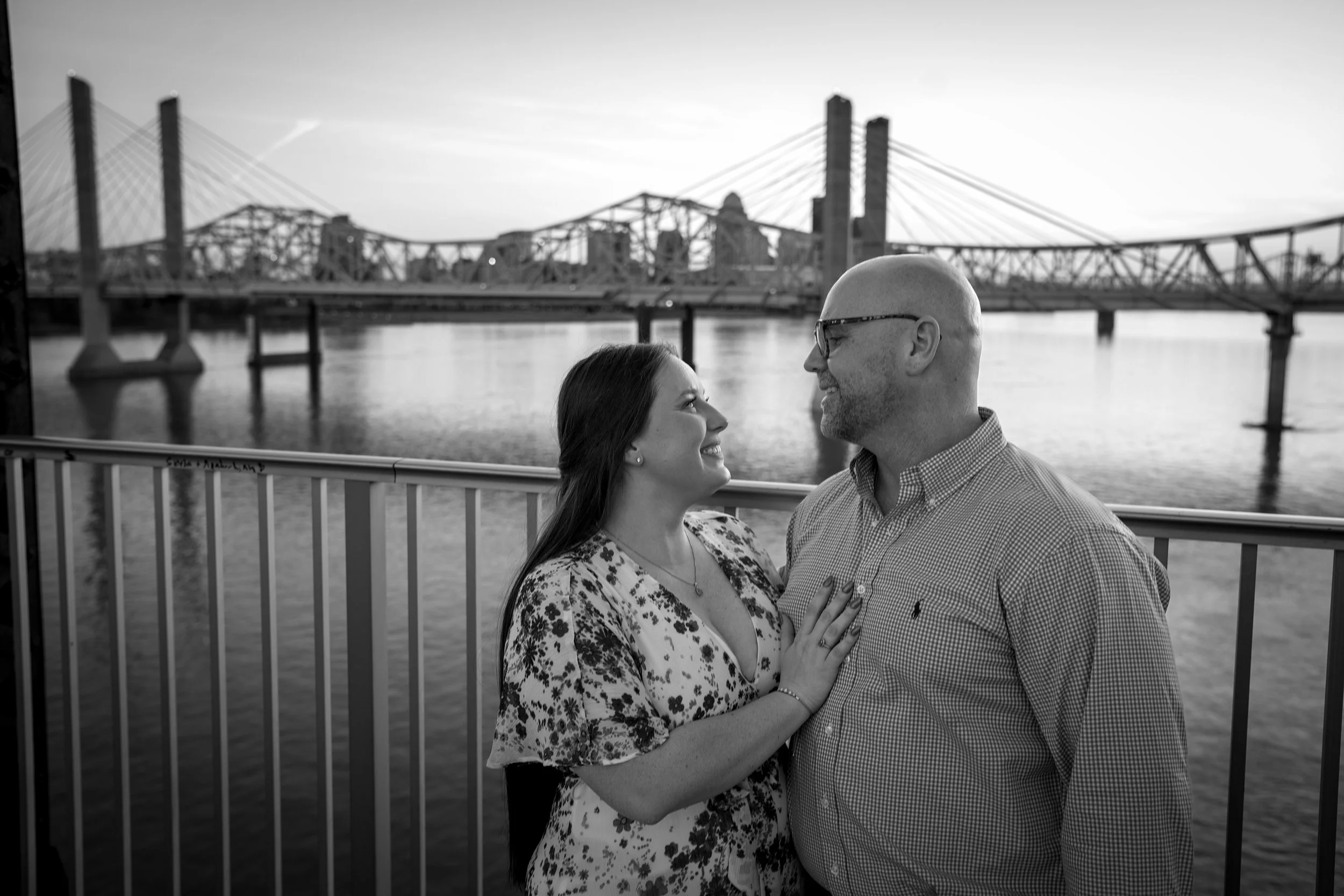 ashley-and-adam-engagement-photographs-shelby-marie-photography-walking-bridge-louisville-kentucky_68.jpg