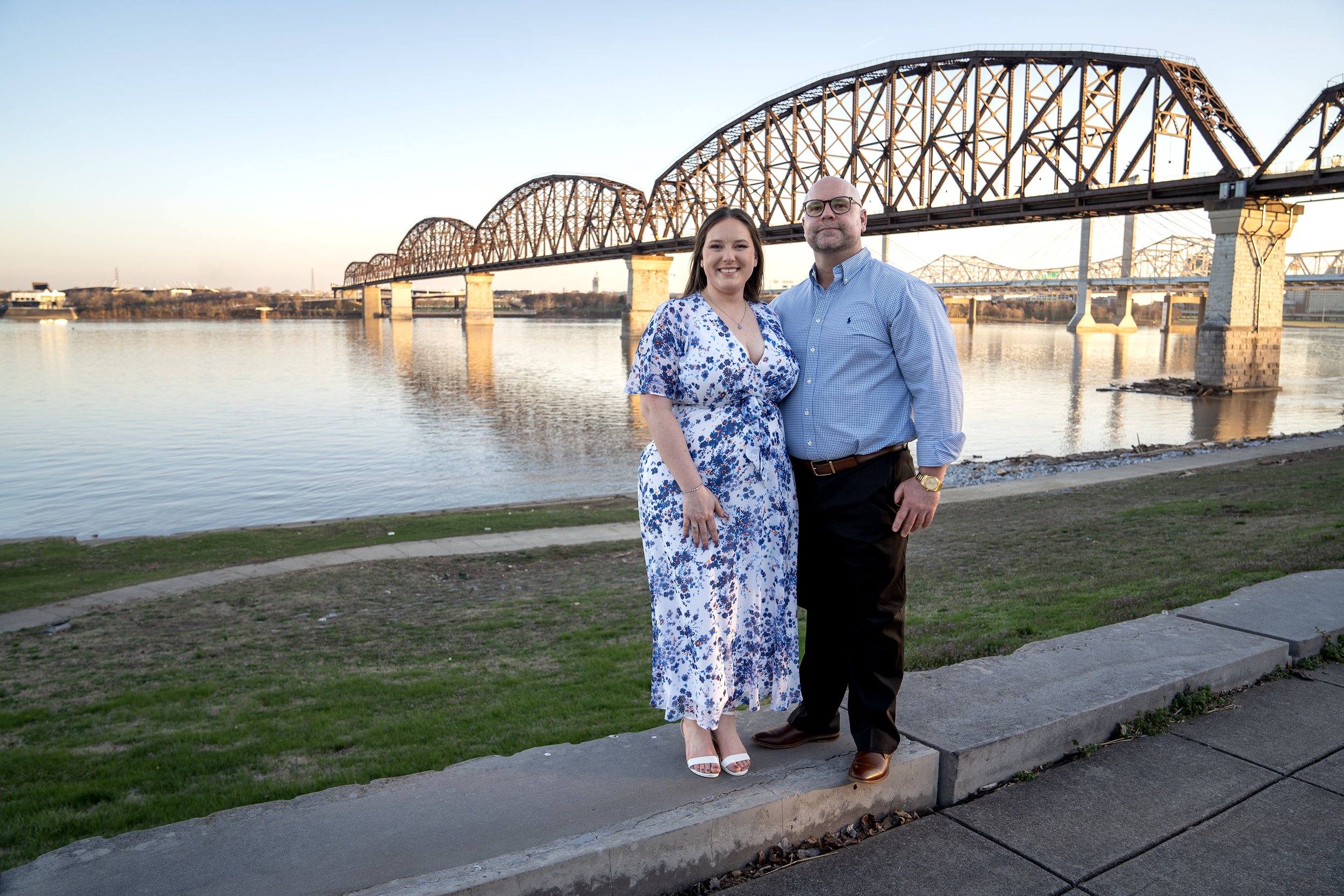 ashley-and-adam-engagement-photographs-shelby-marie-photography-walking-bridge-louisville-kentucky_38.jpg