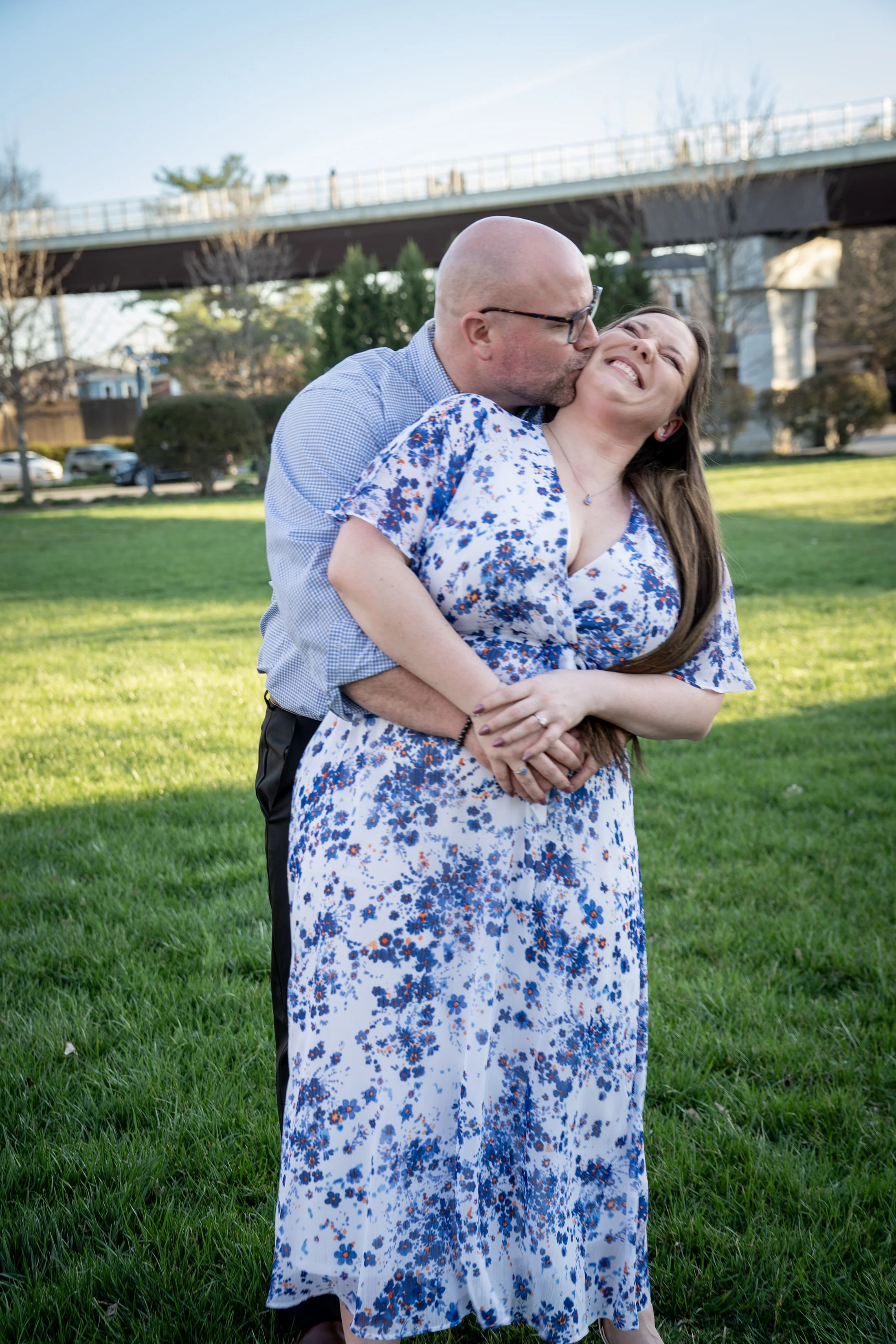 ashley-and-adam-engagement-photographs-shelby-marie-photography-walking-bridge-louisville-kentucky_19.jpg