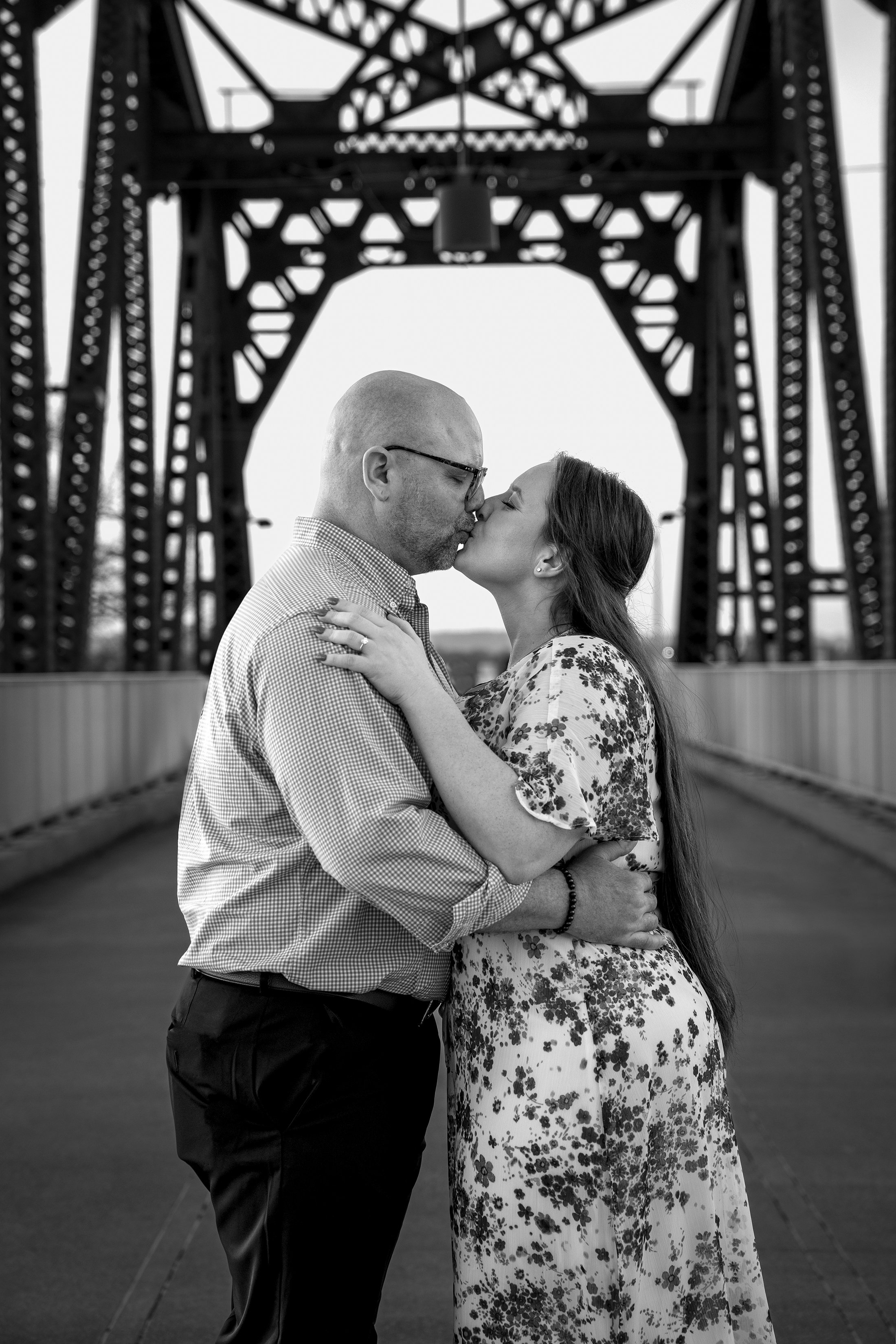 ashley-and-adam-engagement-photographs-shelby-marie-photography-walking-bridge-louisville-kentucky_65.jpg