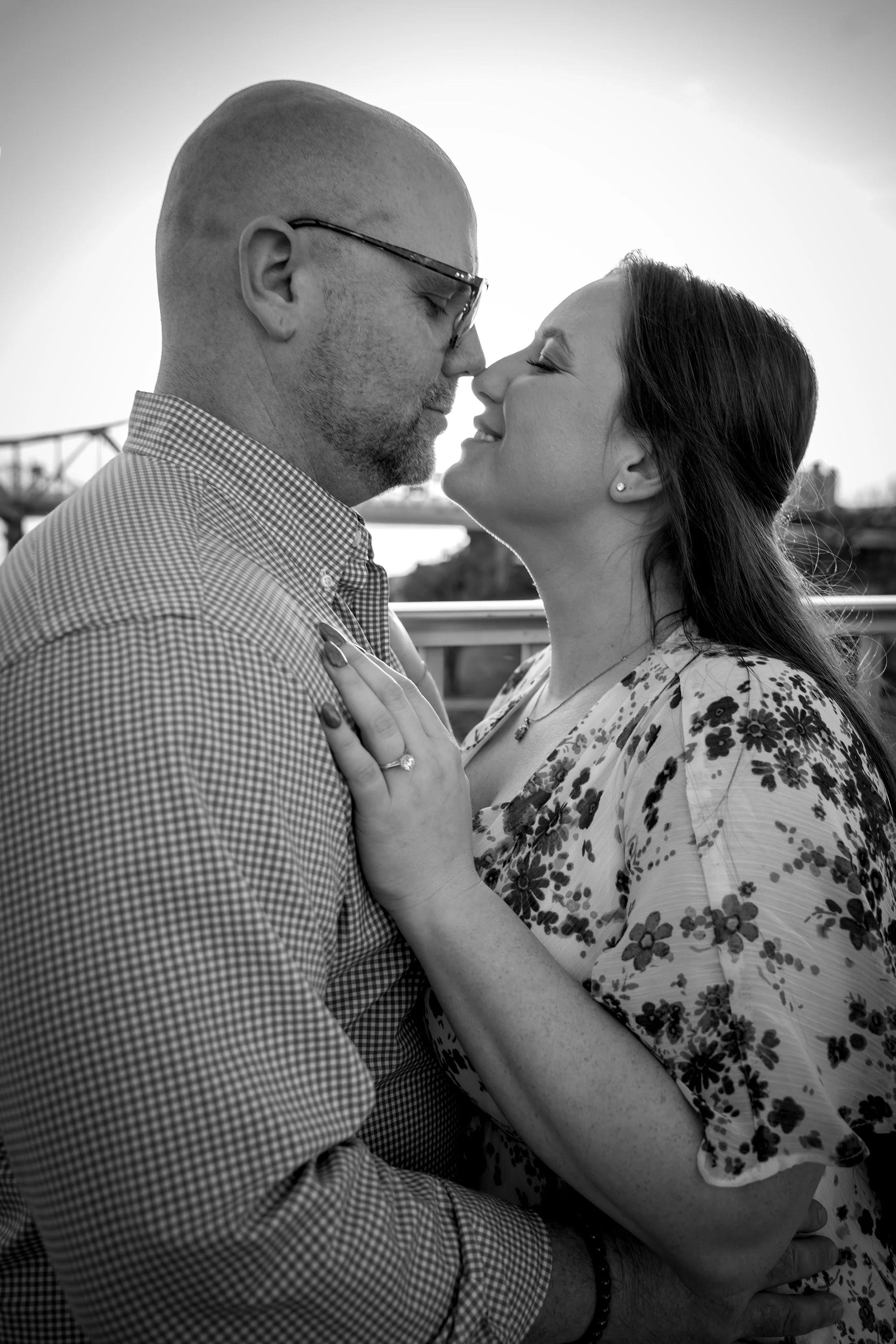 ashley-and-adam-engagement-photographs-shelby-marie-photography-walking-bridge-louisville-kentucky_61.jpg