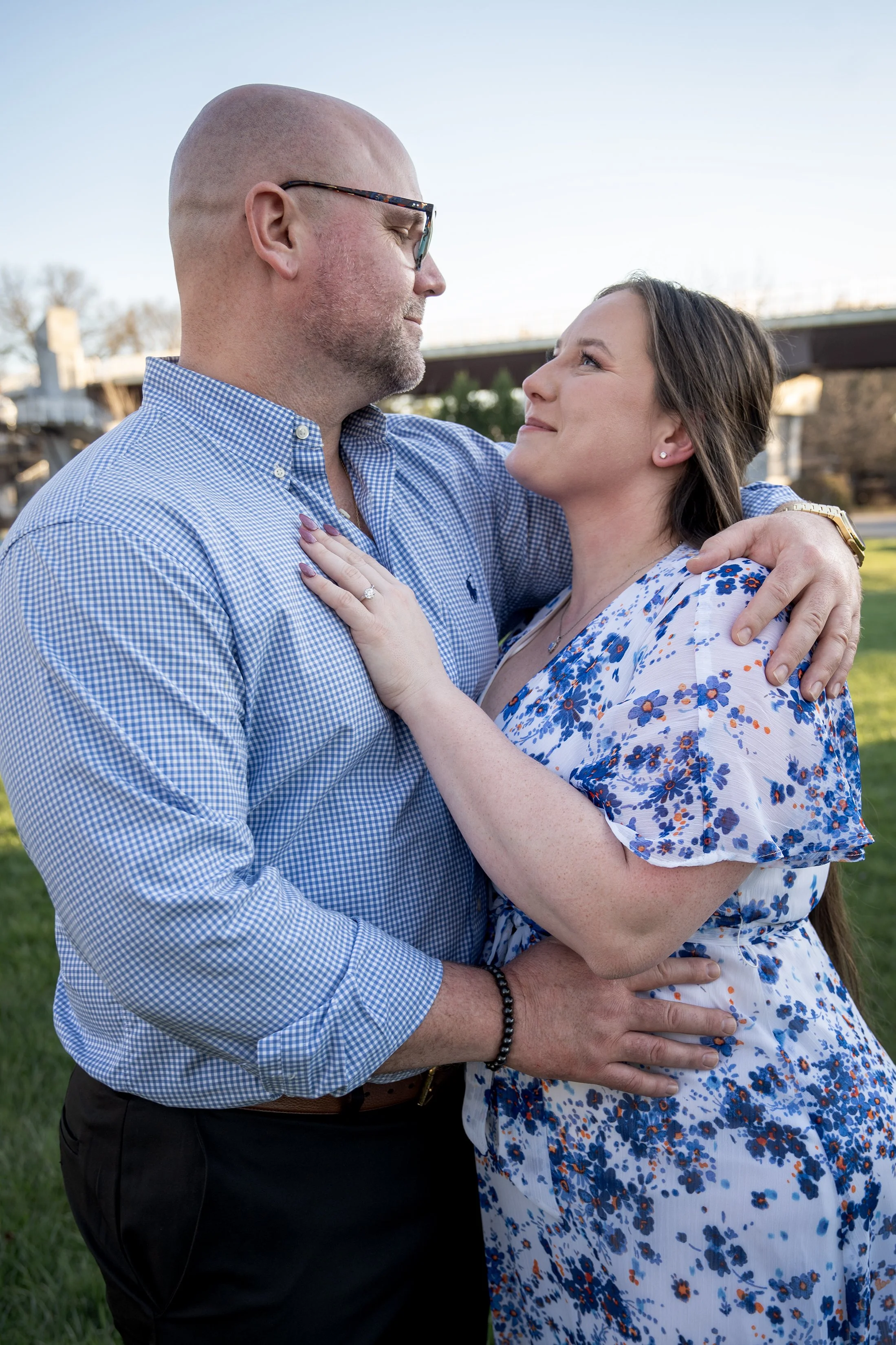 ashley-and-adam-engagement-photographs-shelby-marie-photography-walking-bridge-louisville-kentucky_24.jpg