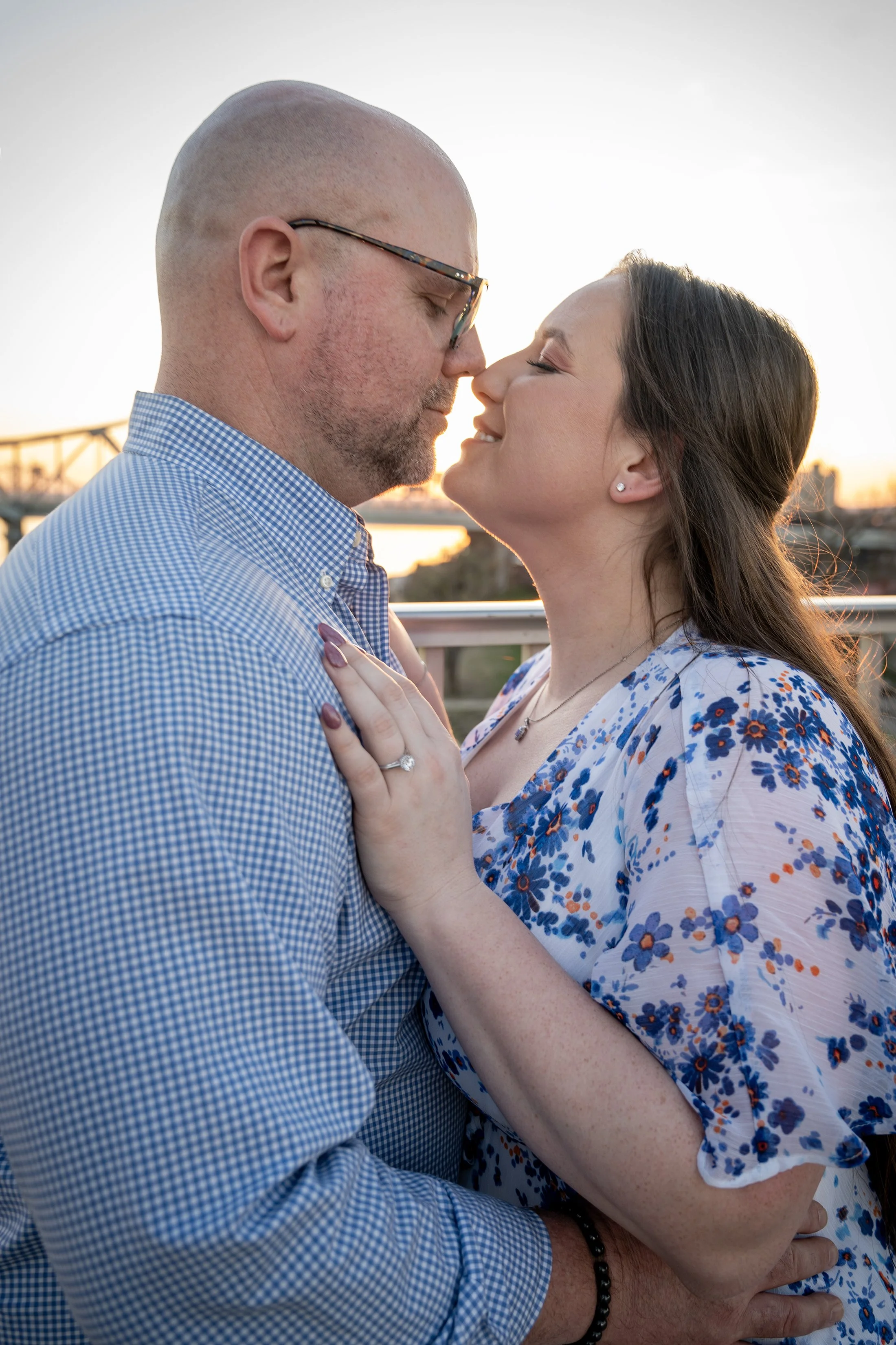 ashley-and-adam-engagement-photographs-shelby-marie-photography-walking-bridge-louisville-kentucky_60.jpg