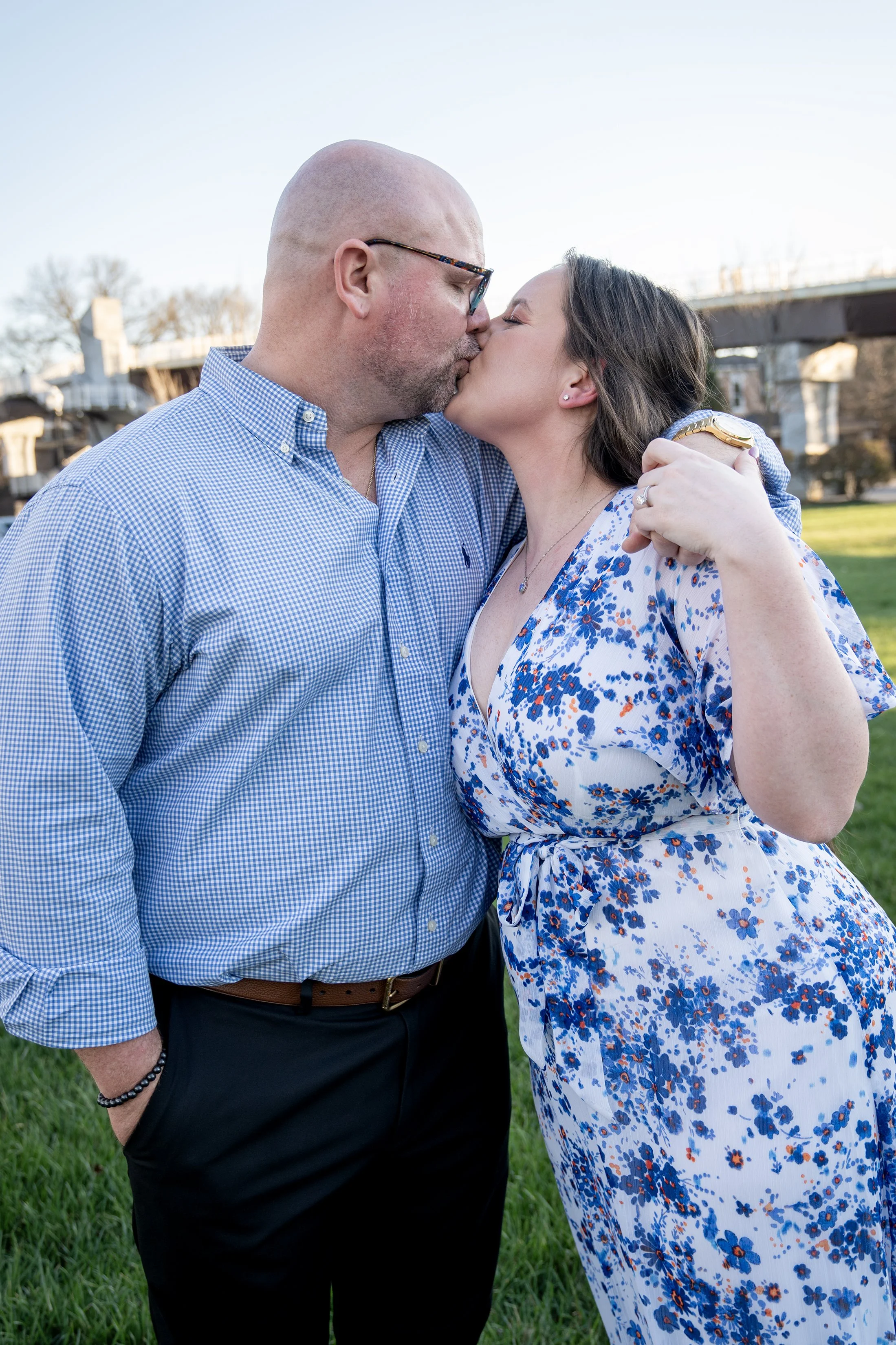 ashley-and-adam-engagement-photographs-shelby-marie-photography-walking-bridge-louisville-kentucky_23.jpg