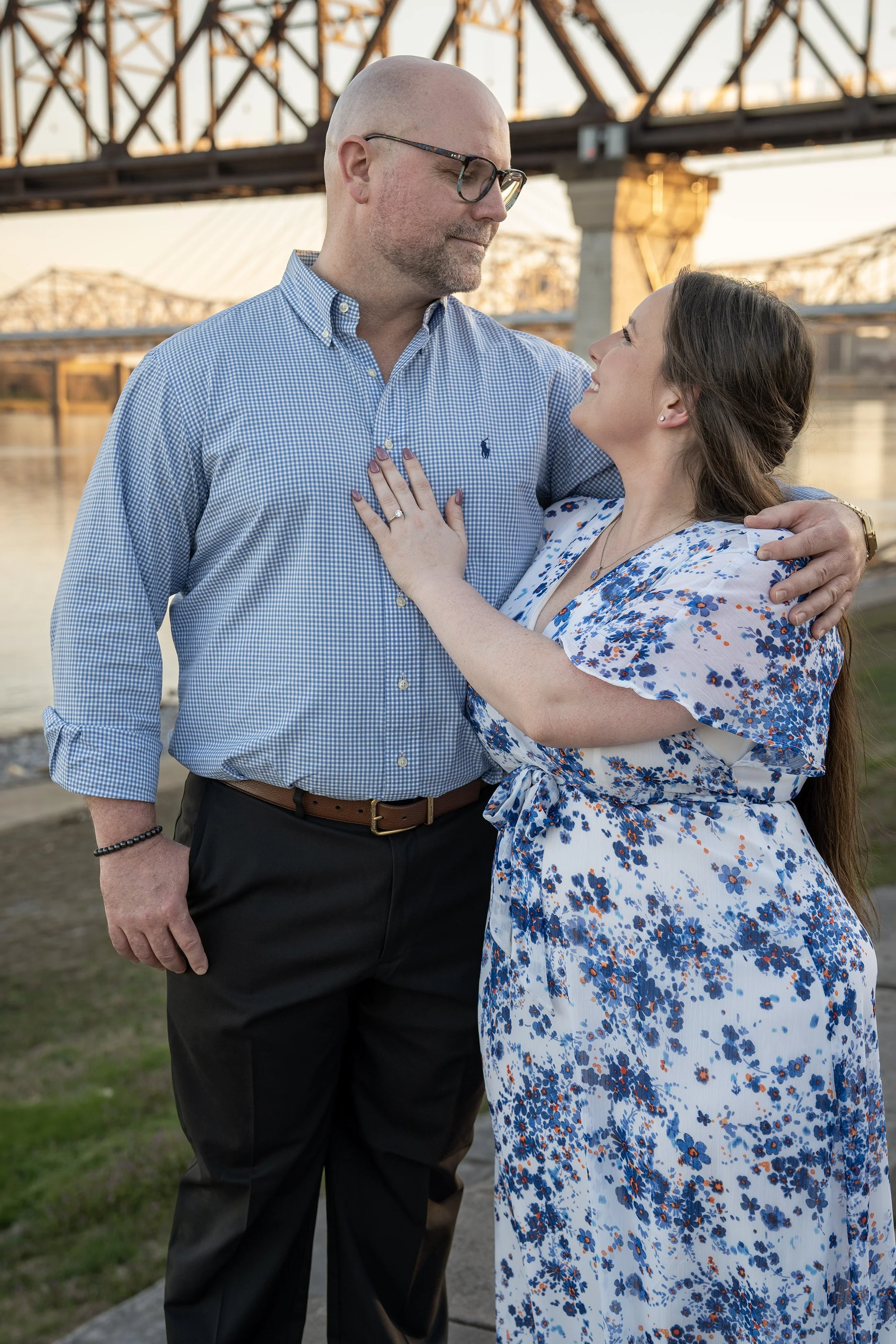 ashley-and-adam-engagement-photographs-shelby-marie-photography-walking-bridge-louisville-kentucky_40.jpg