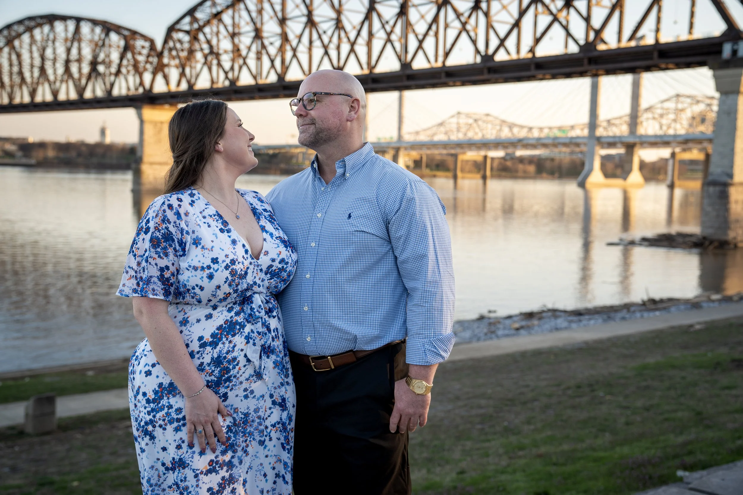 ashley-and-adam-engagement-photographs-shelby-marie-photography-walking-bridge-louisville-kentucky_39.jpg
