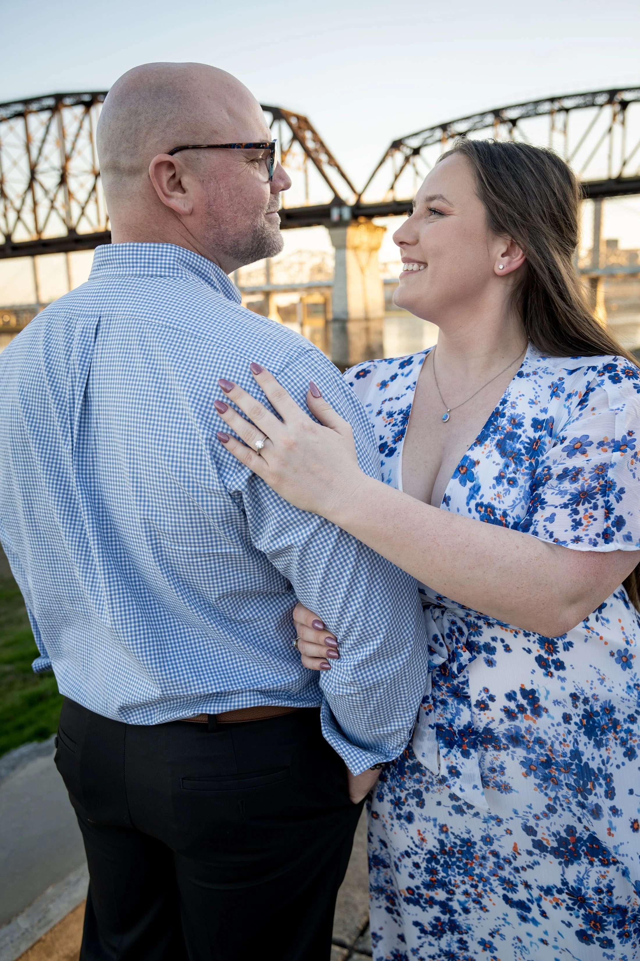 ashley-and-adam-engagement-photographs-shelby-marie-photography-walking-bridge-louisville-kentucky_45.jpg