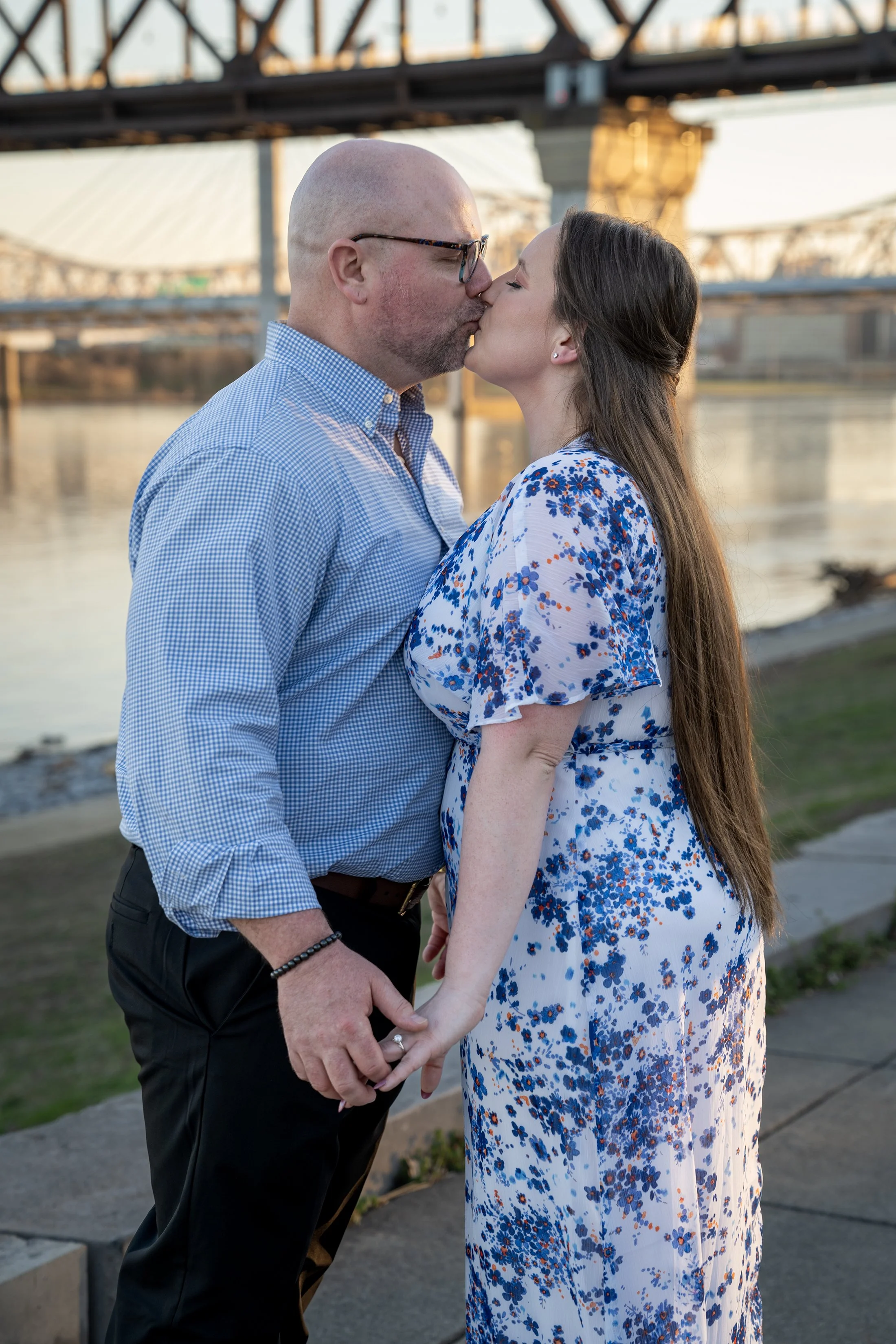 ashley-and-adam-engagement-photographs-shelby-marie-photography-walking-bridge-louisville-kentucky_44.jpg