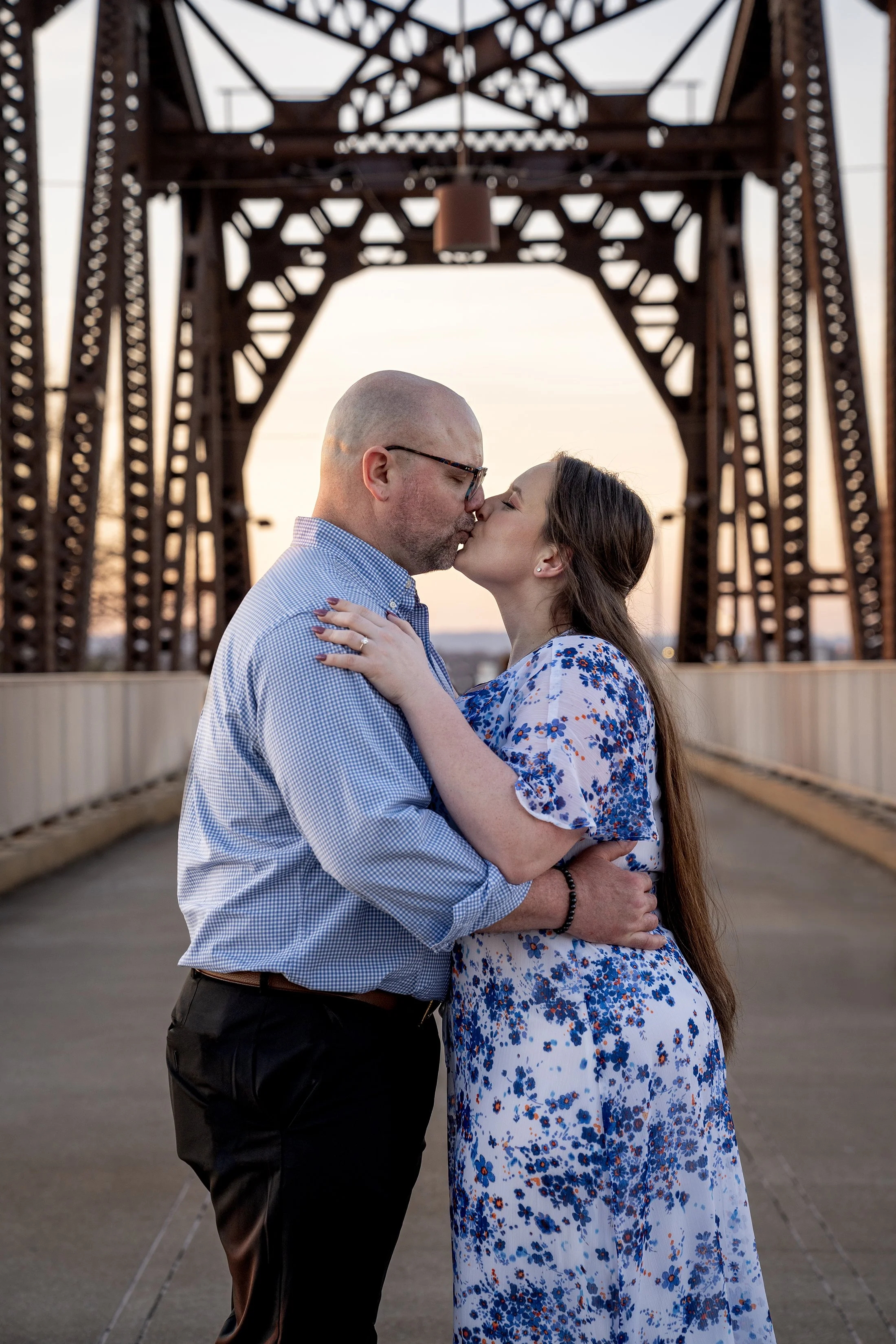 ashley-and-adam-engagement-photographs-shelby-marie-photography-walking-bridge-louisville-kentucky_64.jpg