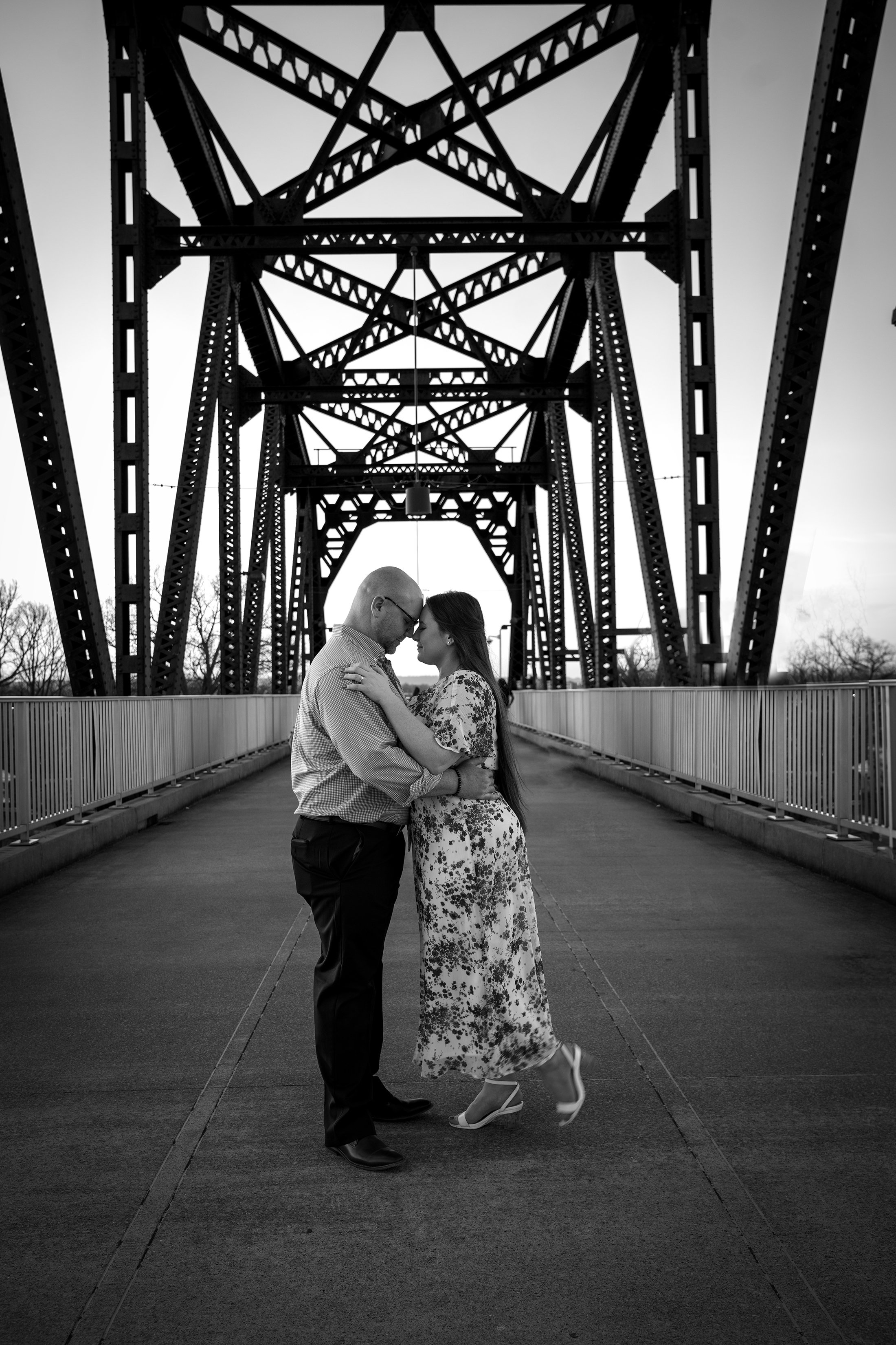 ashley-and-adam-engagement-photographs-shelby-marie-photography-walking-bridge-louisville-kentucky_63.jpg