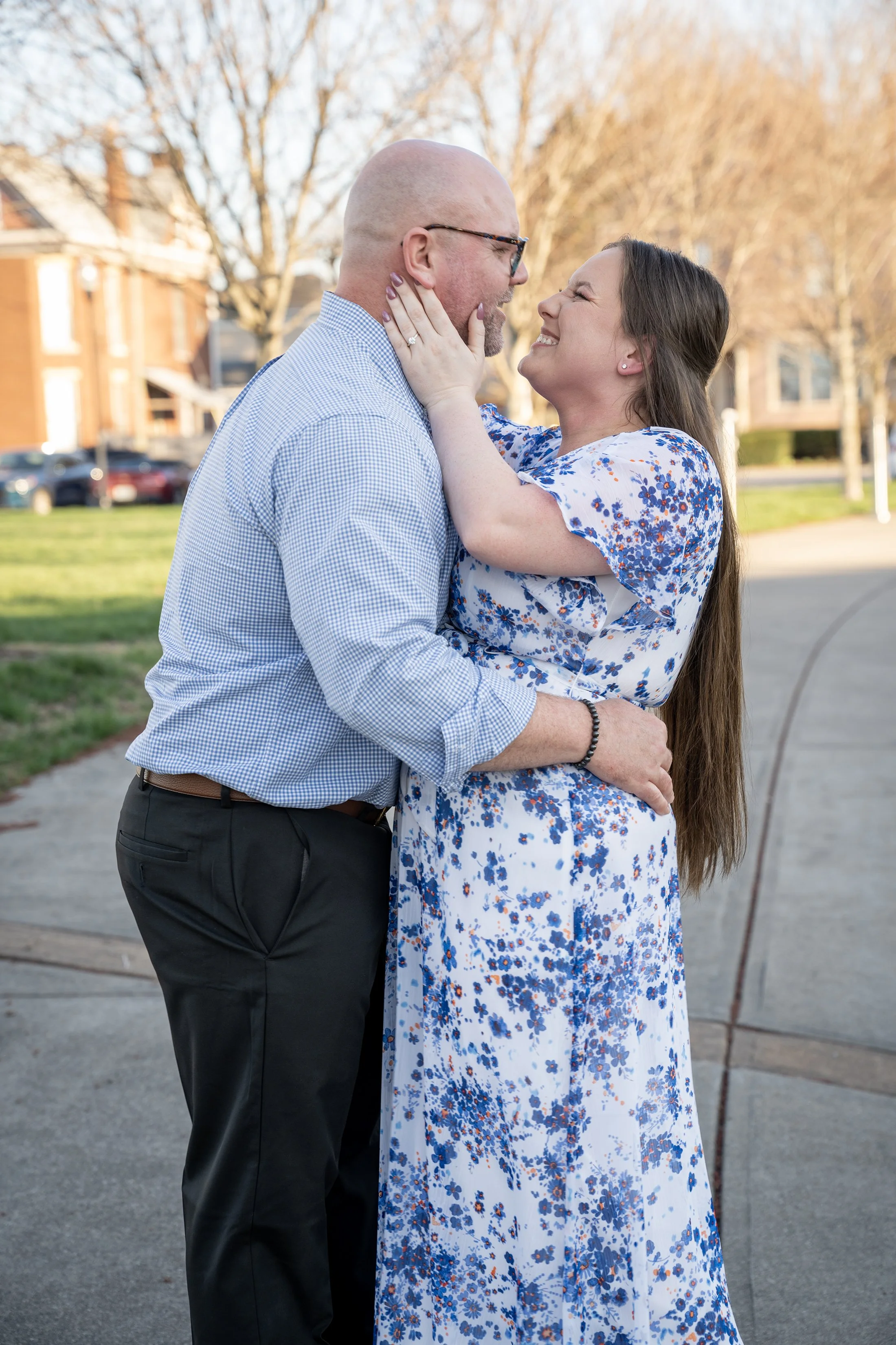 ashley-and-adam-engagement-photographs-shelby-marie-photography-walking-bridge-louisville-kentucky_13.jpg