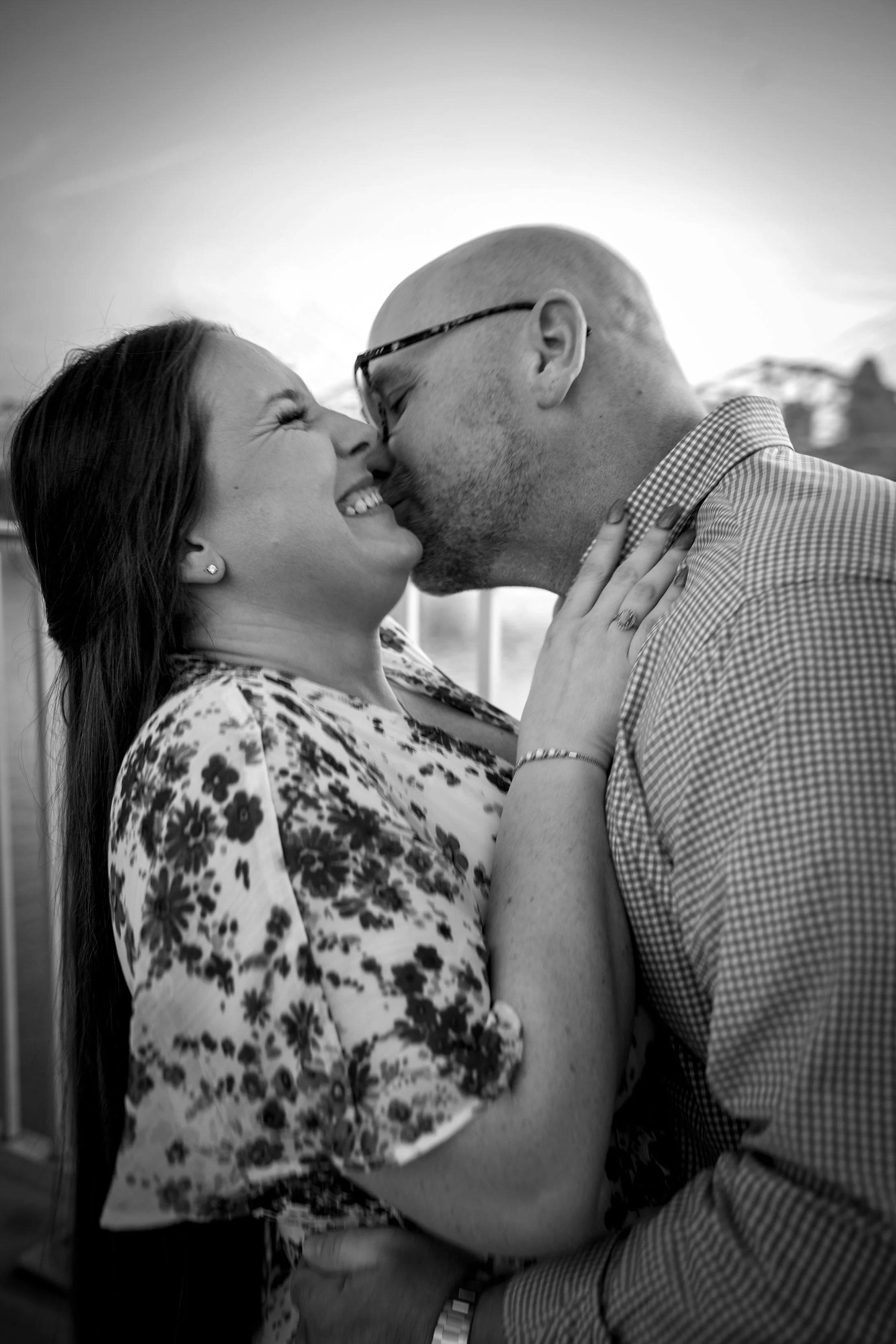 ashley-and-adam-engagement-photographs-shelby-marie-photography-walking-bridge-louisville-kentucky_71.jpg