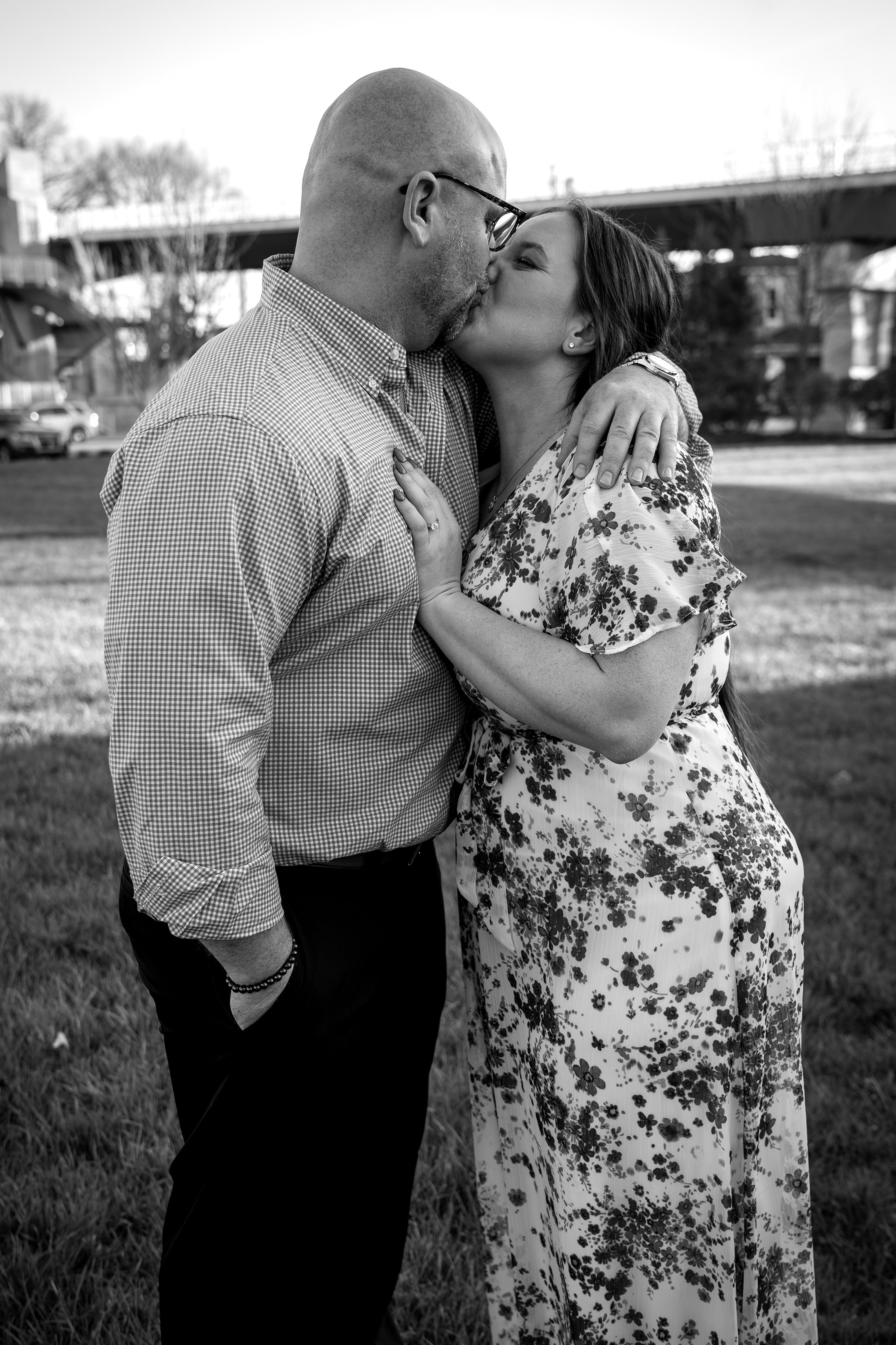 ashley-and-adam-engagement-photographs-shelby-marie-photography-walking-bridge-louisville-kentucky_26.jpg