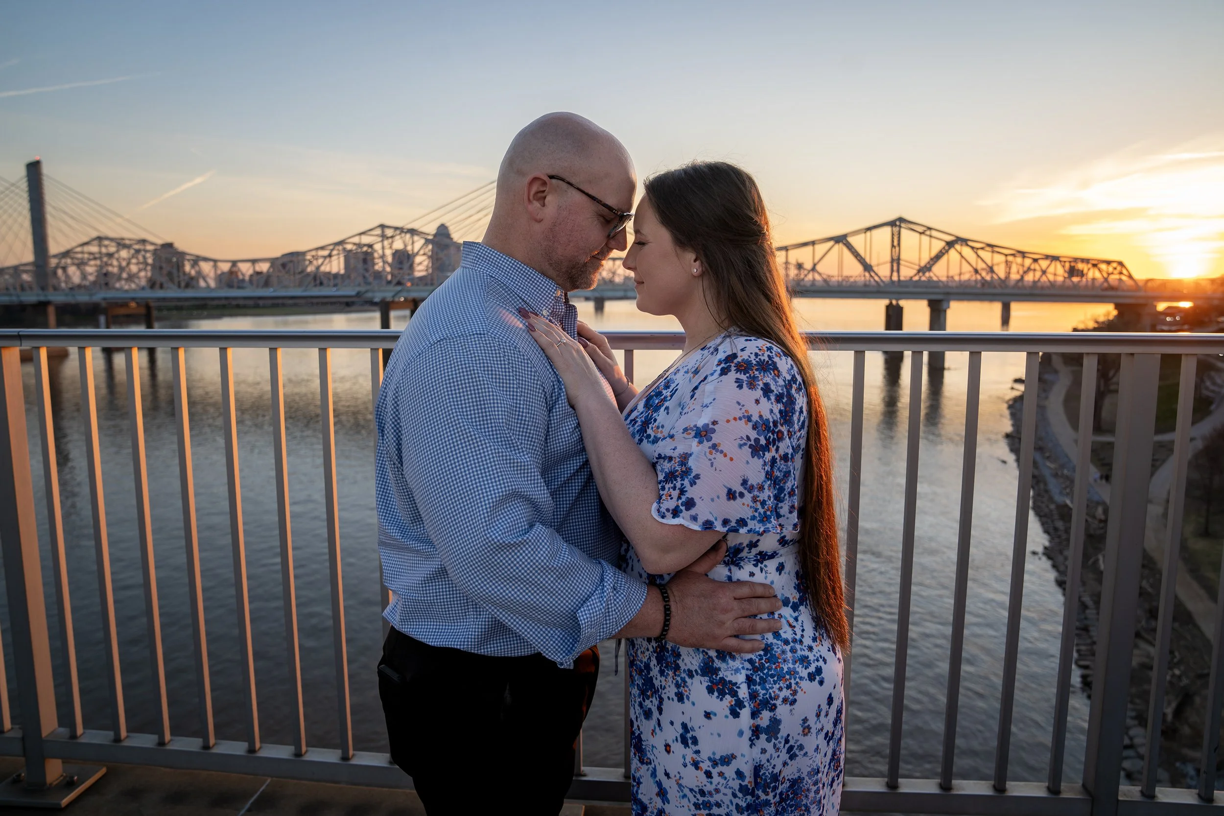 ashley-and-adam-engagement-photographs-shelby-marie-photography-walking-bridge-louisville-kentucky_59.jpg