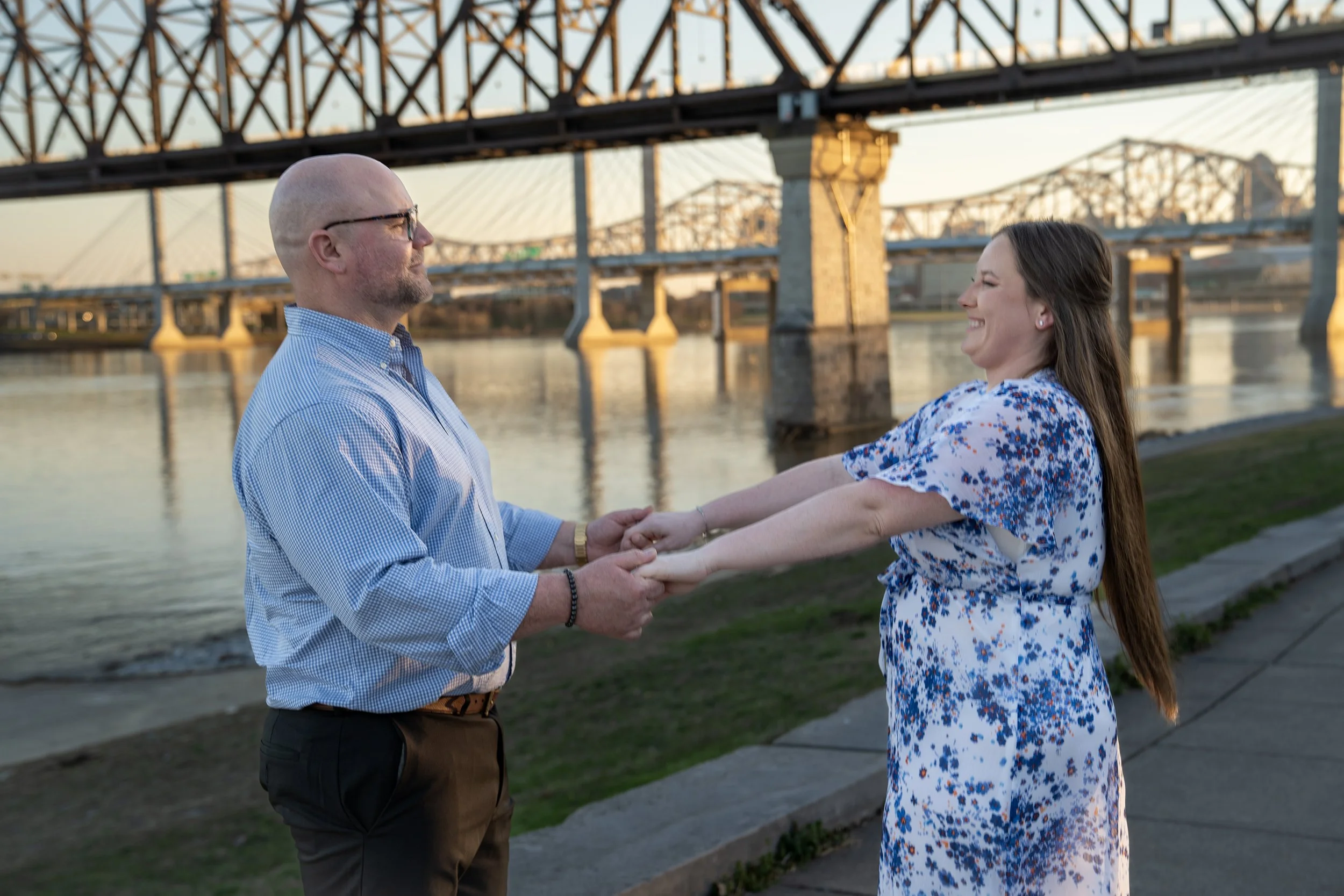 ashley-and-adam-engagement-photographs-shelby-marie-photography-walking-bridge-louisville-kentucky_43.jpg