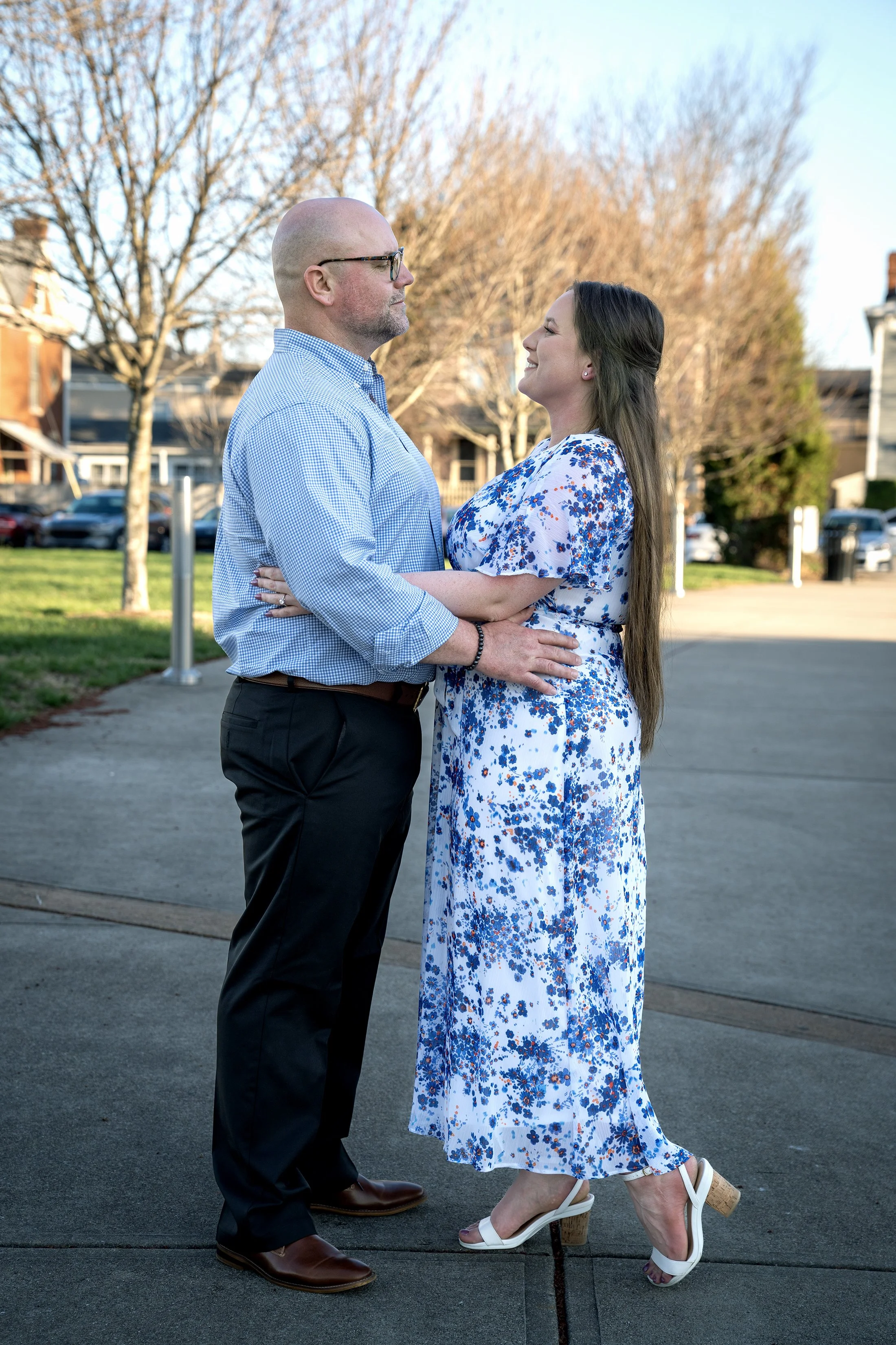 ashley-and-adam-engagement-photographs-shelby-marie-photography-walking-bridge-louisville-kentucky_10.jpg