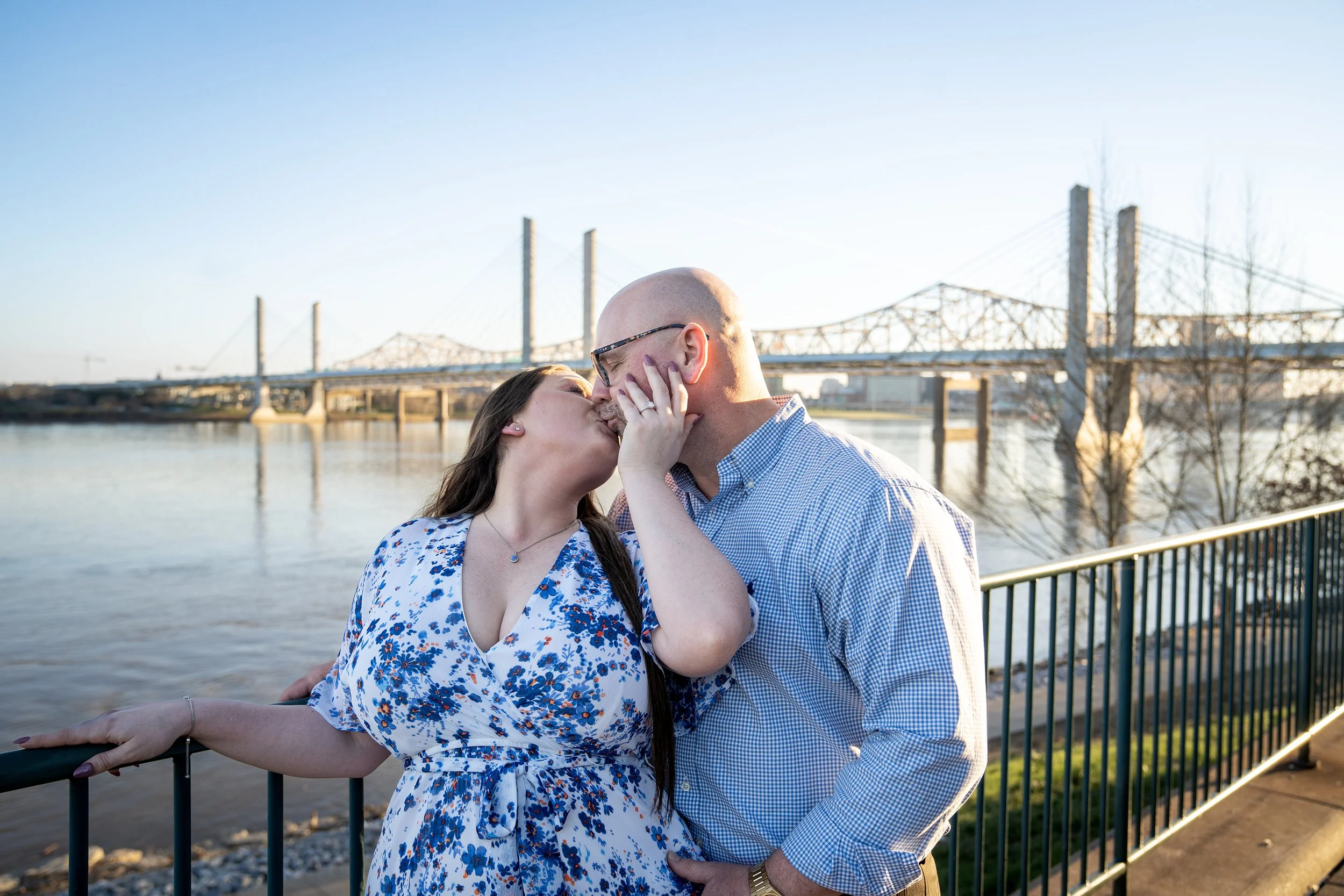 ashley-and-adam-engagement-photographs-shelby-marie-photography-walking-bridge-louisville-kentucky_30.jpg