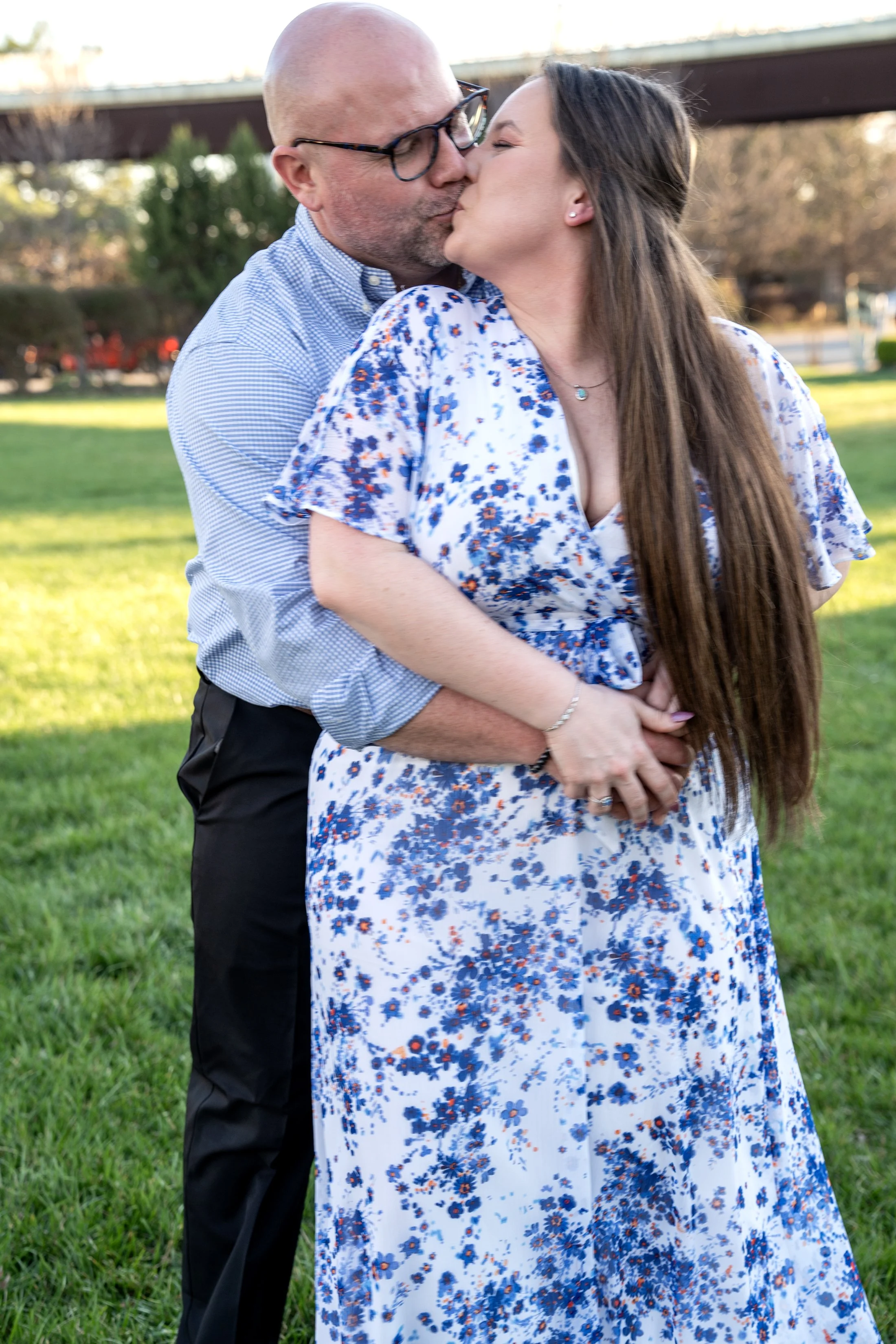 ashley-and-adam-engagement-photographs-shelby-marie-photography-walking-bridge-louisville-kentucky_20.jpg