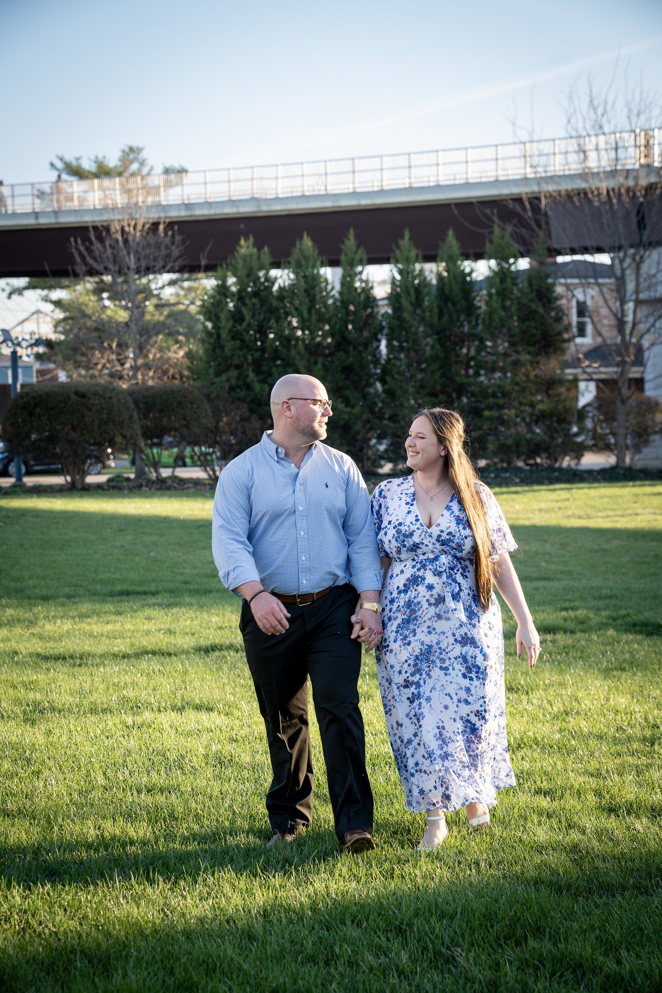 ashley-and-adam-engagement-photographs-shelby-marie-photography-walking-bridge-louisville-kentucky_16.jpg