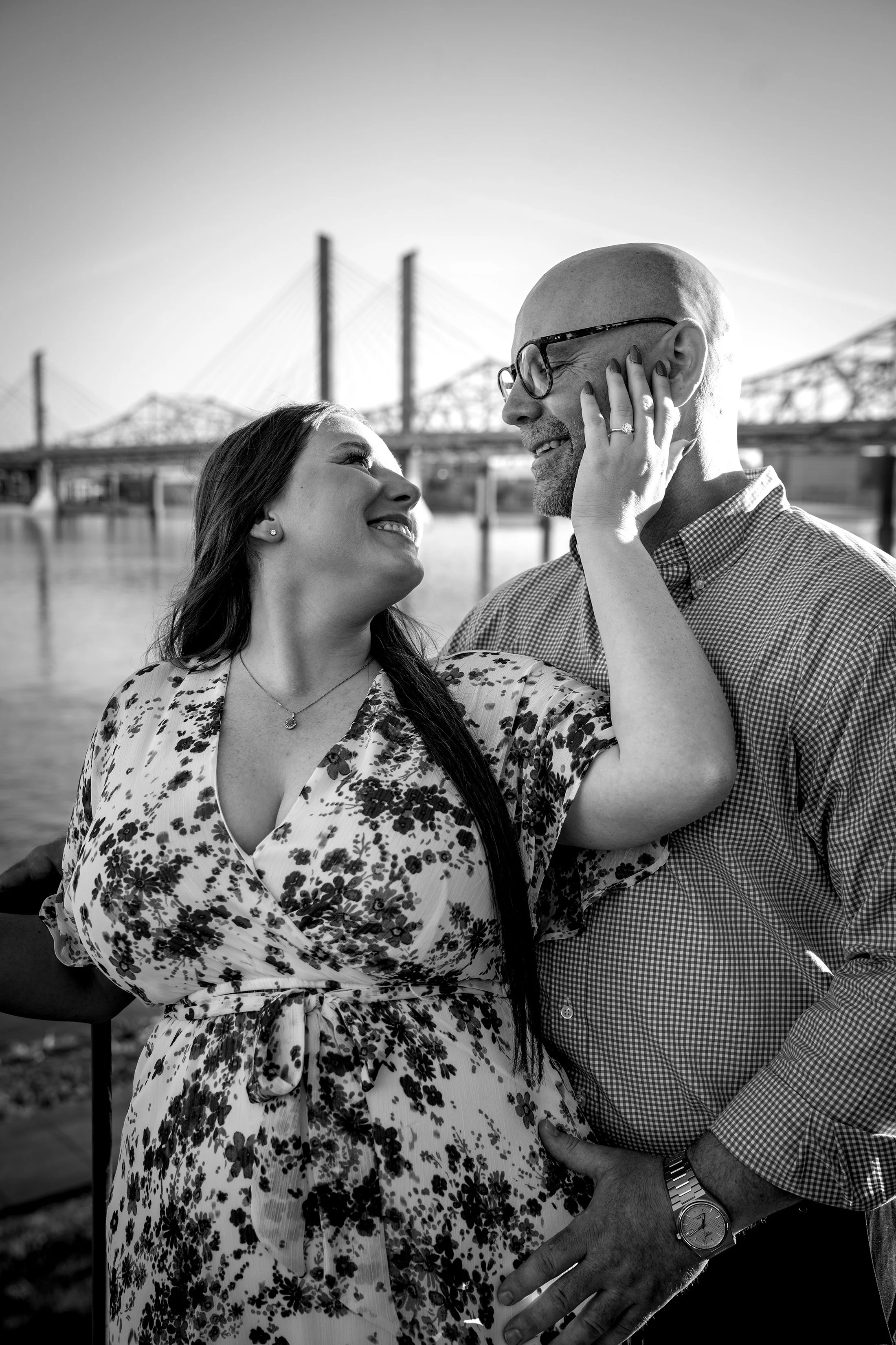 ashley-and-adam-engagement-photographs-shelby-marie-photography-walking-bridge-louisville-kentucky_29.jpg