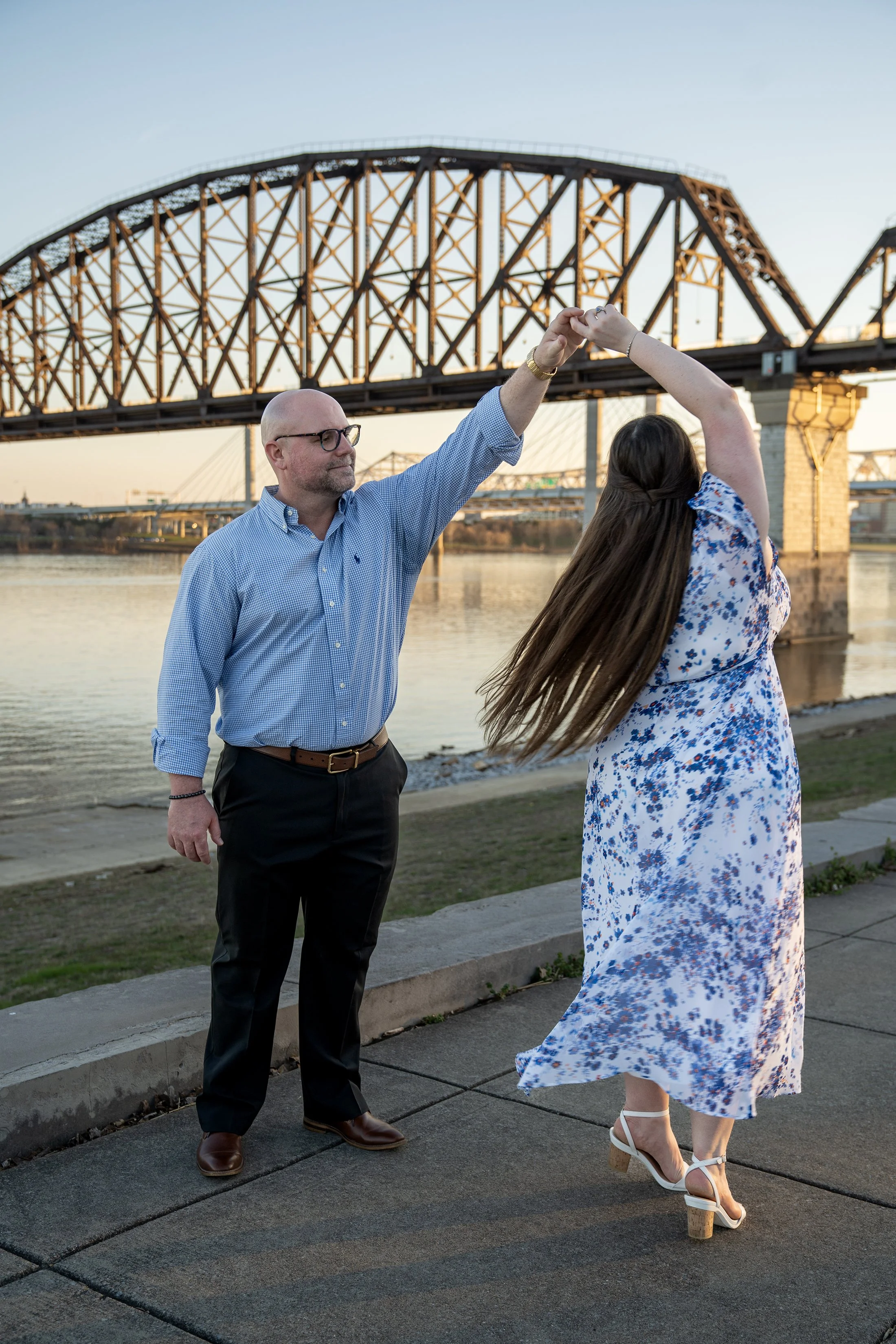 ashley-and-adam-engagement-photographs-shelby-marie-photography-walking-bridge-louisville-kentucky_42.jpg