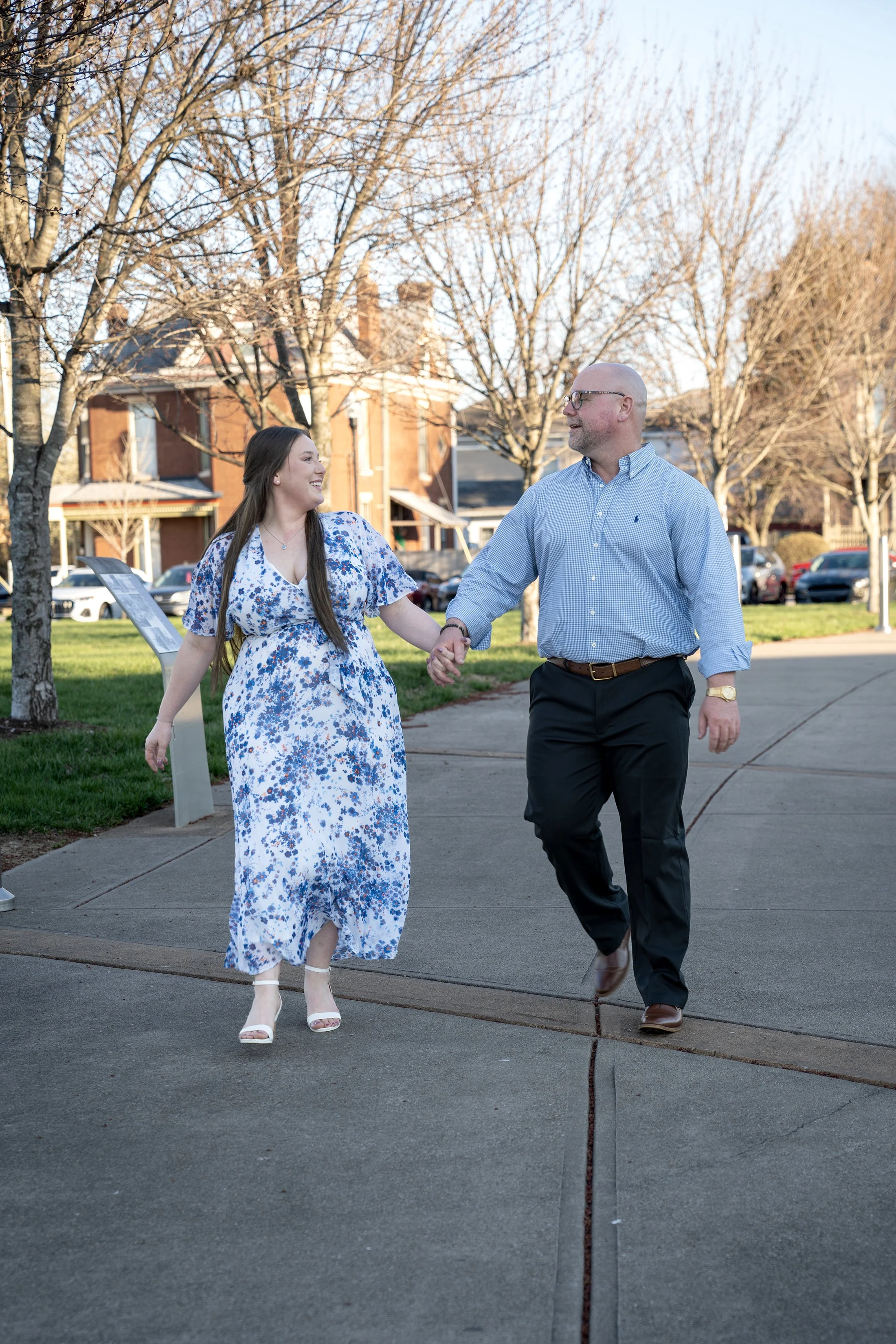 ashley-and-adam-engagement-photographs-shelby-marie-photography-walking-bridge-louisville-kentucky_9.jpg