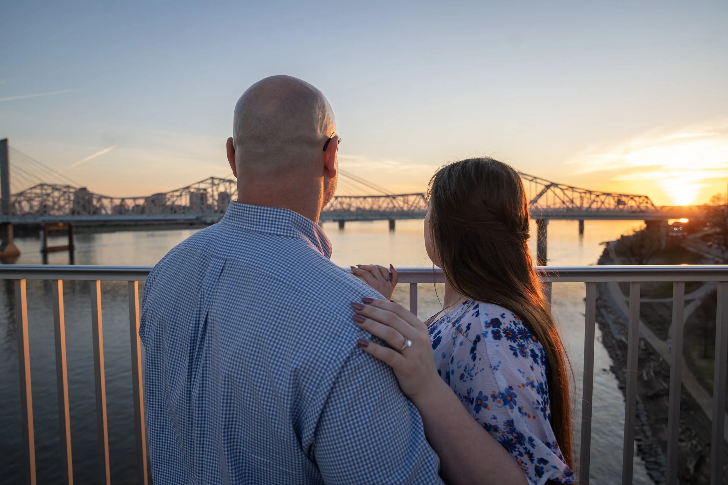 ashley-and-adam-engagement-photographs-shelby-marie-photography-walking-bridge-louisville-kentucky_58.jpg