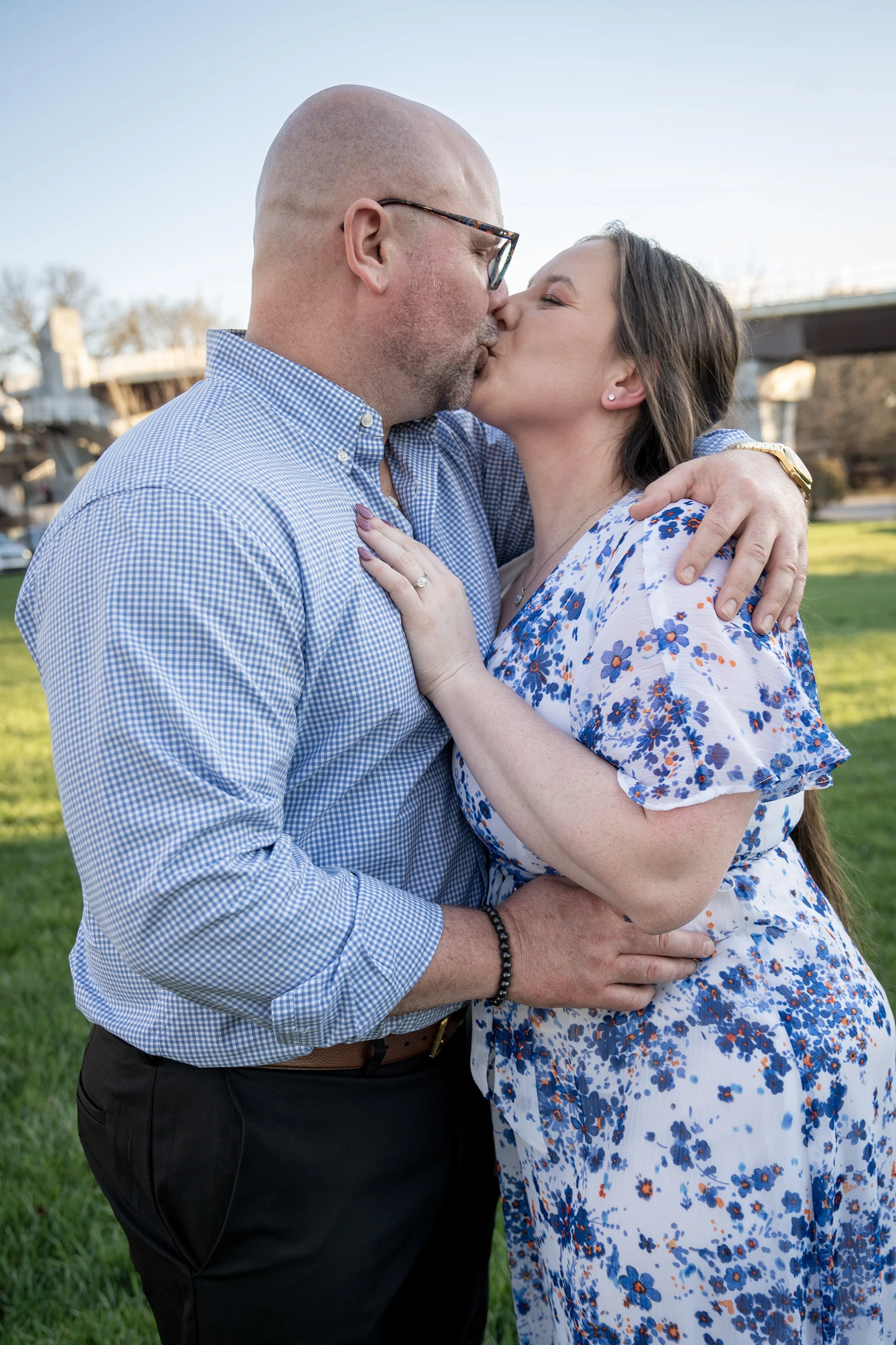 ashley-and-adam-engagement-photographs-shelby-marie-photography-walking-bridge-louisville-kentucky_25.jpg