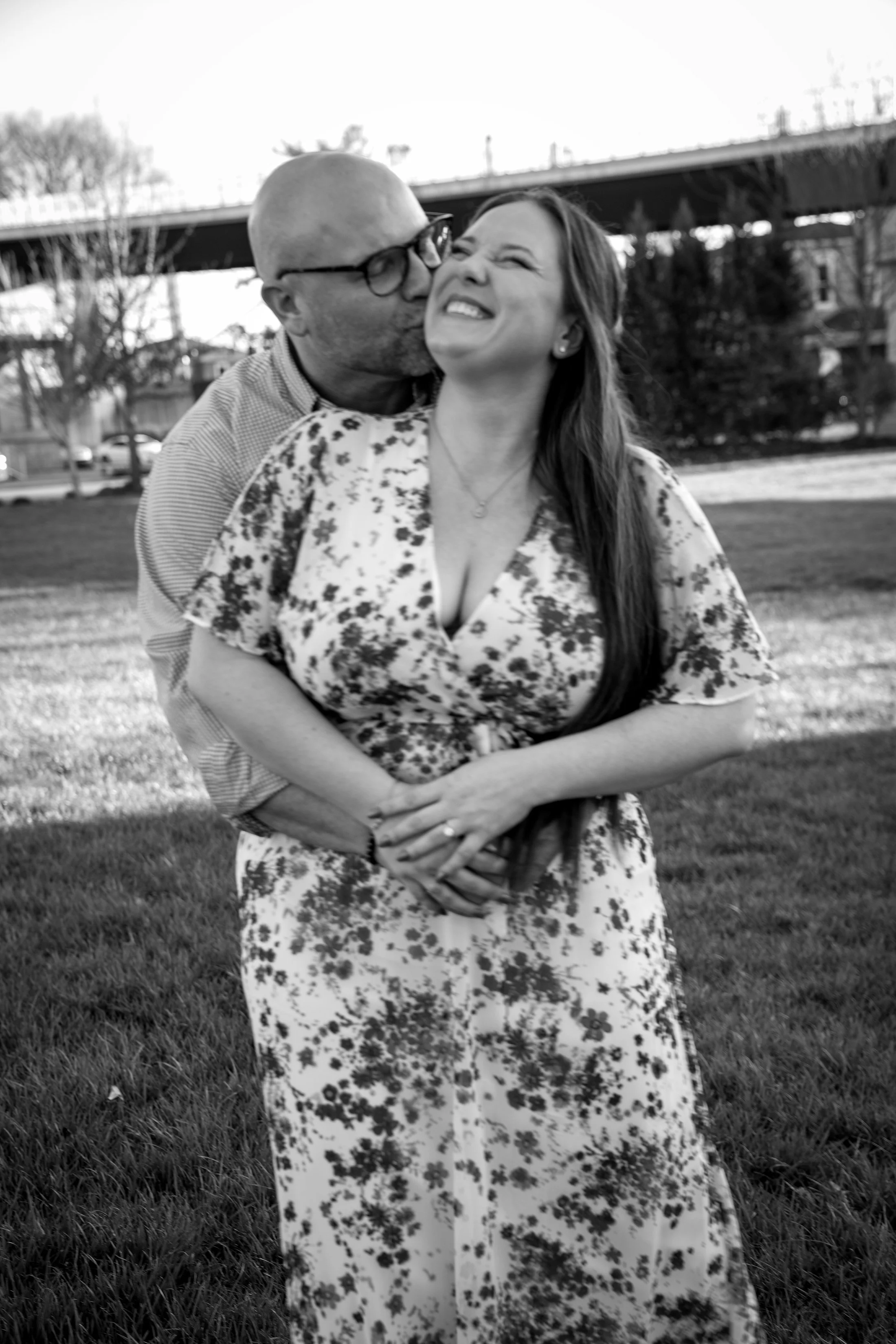 ashley-and-adam-engagement-photographs-shelby-marie-photography-walking-bridge-louisville-kentucky_18.jpg