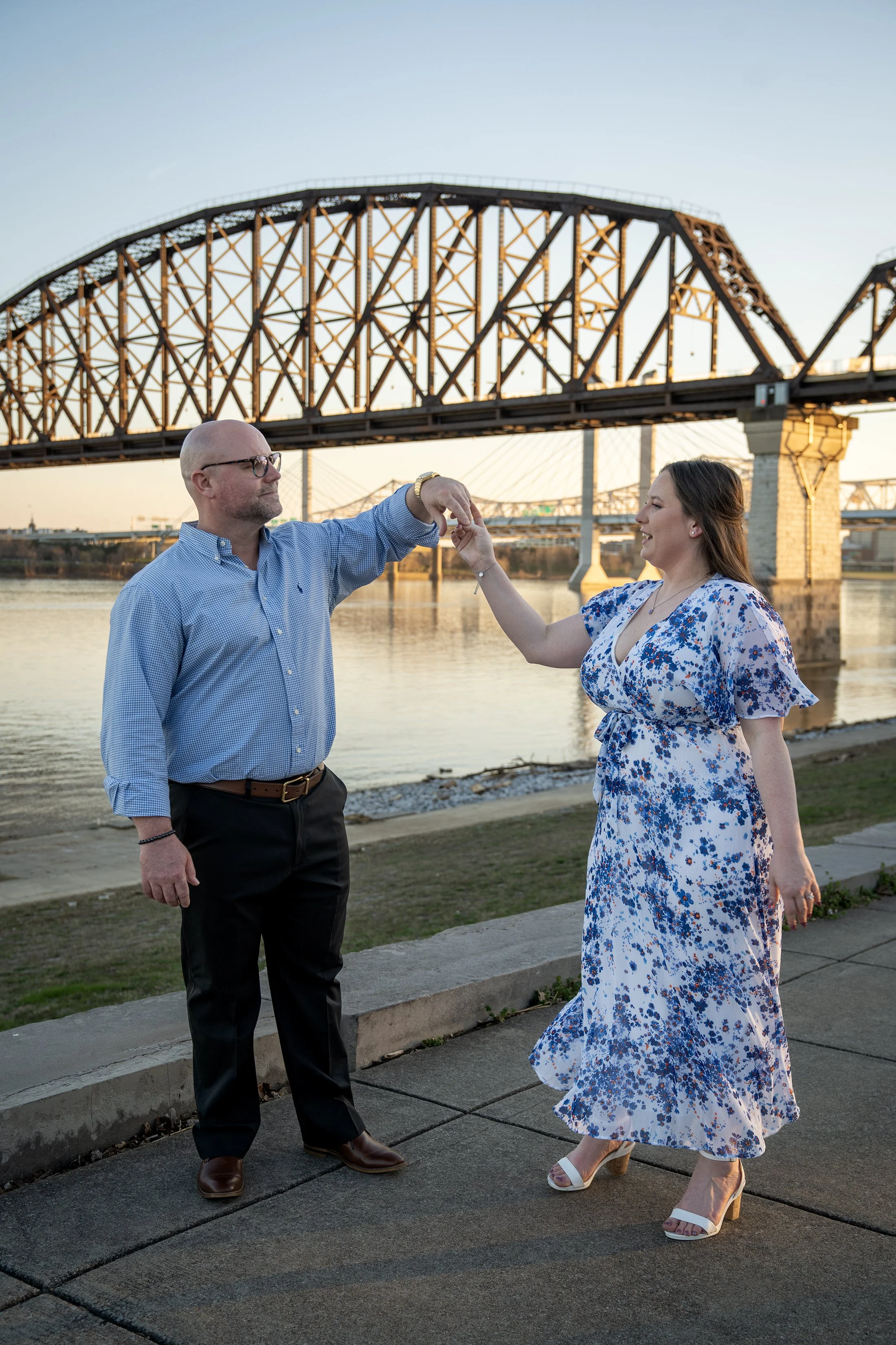 ashley-and-adam-engagement-photographs-shelby-marie-photography-walking-bridge-louisville-kentucky_41.jpg